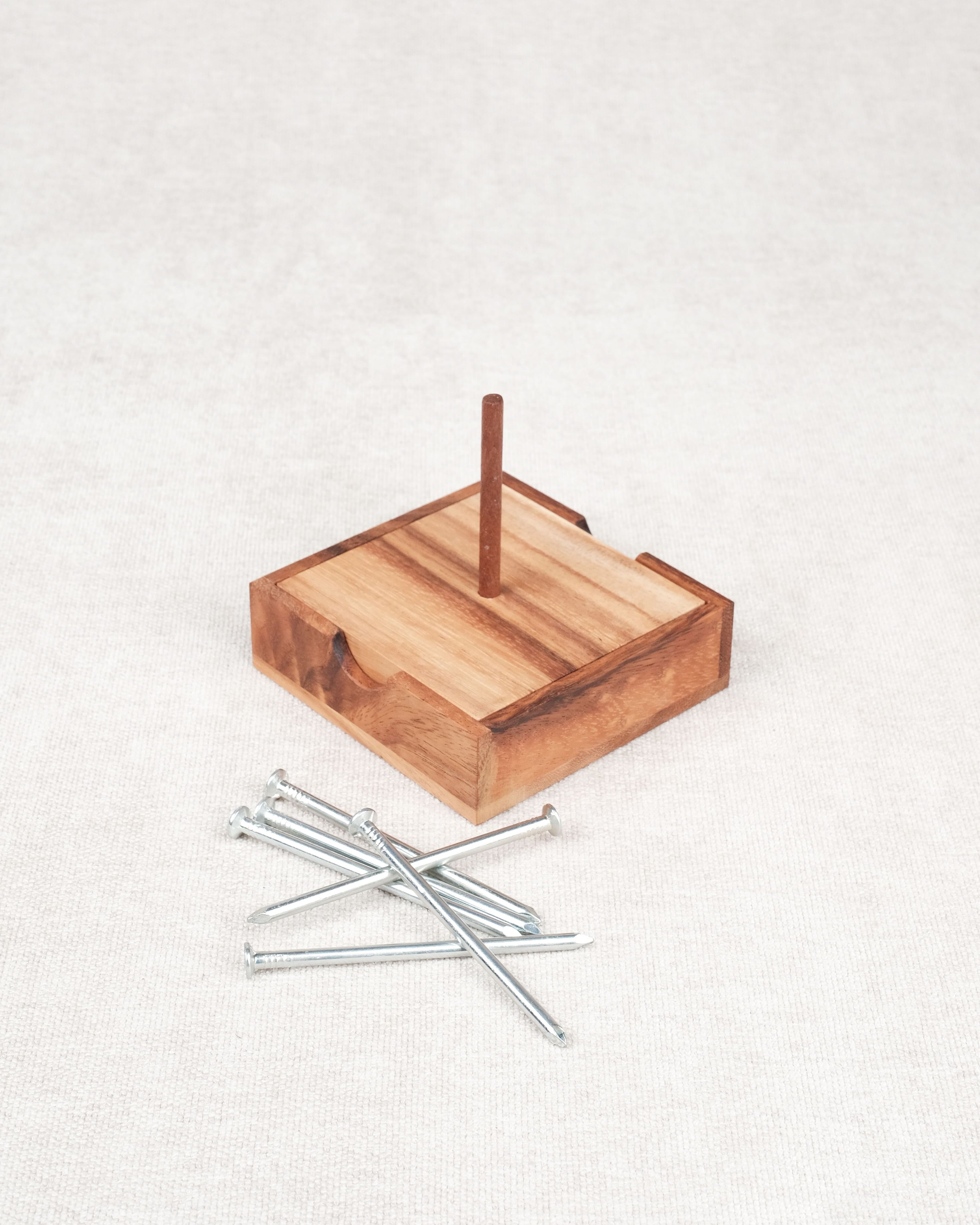 Casse-tête Les Clous en bois et métal avec base carrée et clous séparés