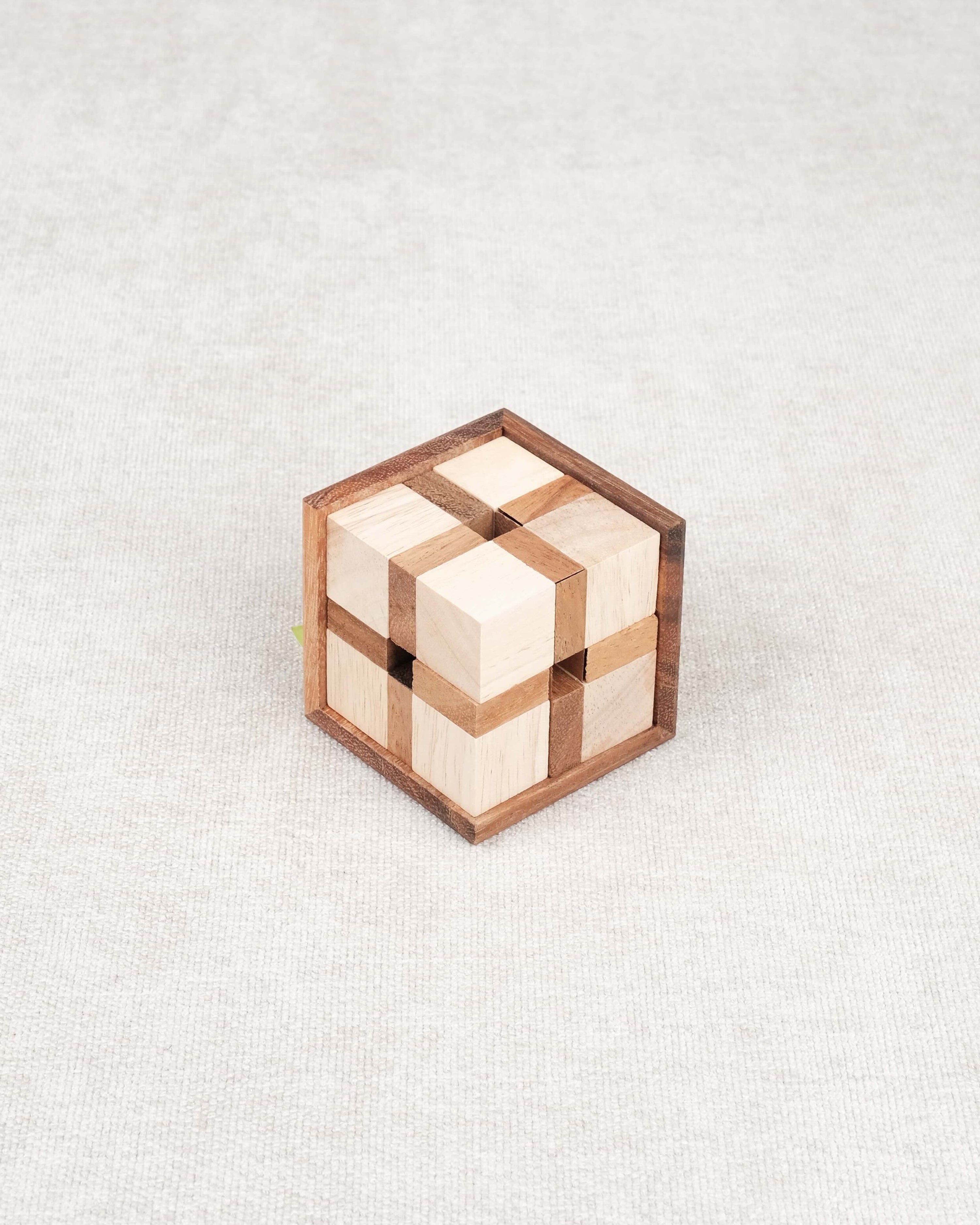 Image principale (produit assemblé) : Casse-tête en bois 24 Triangles – gamme “Ça se complique”