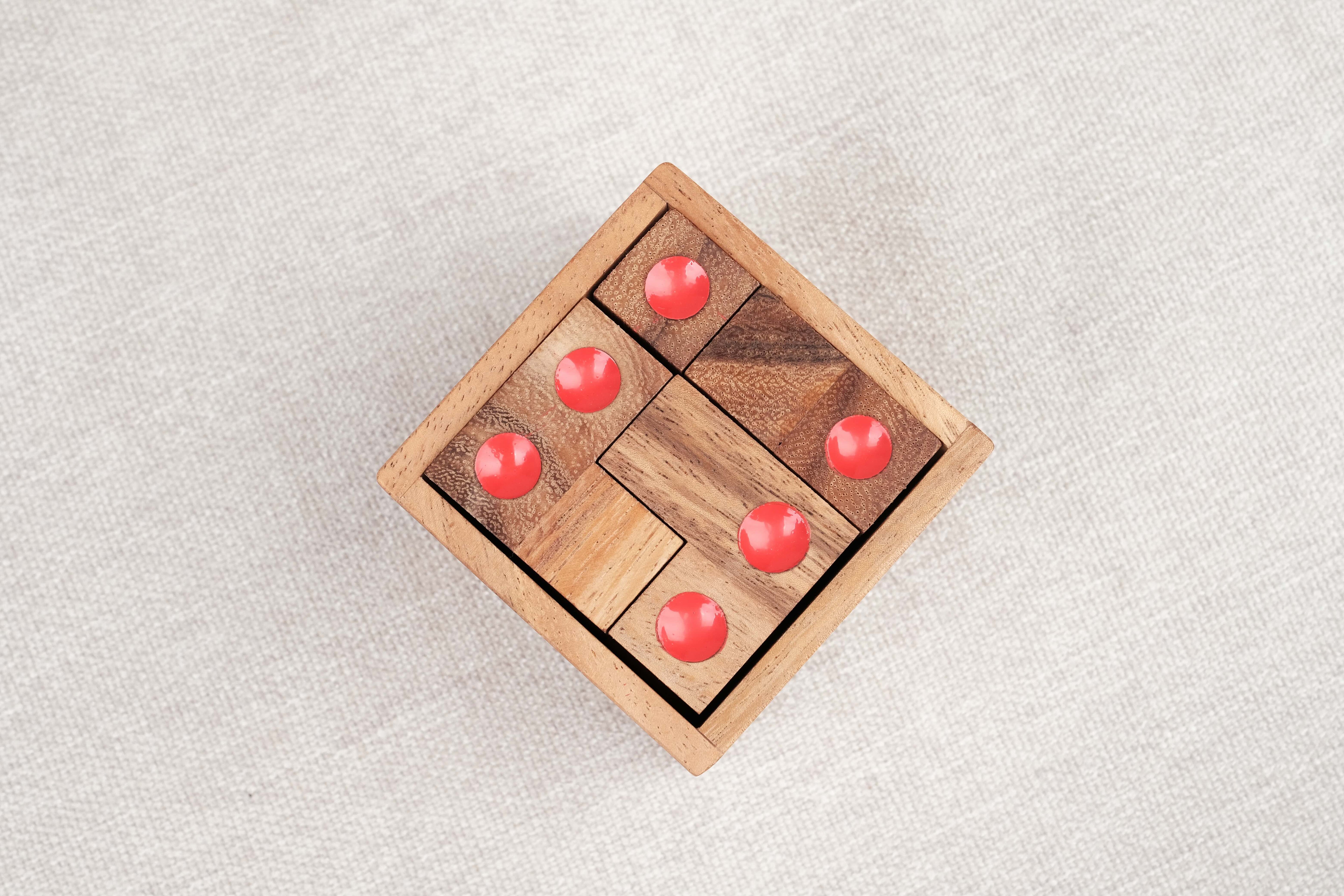 Dé enfermé vu du dessus reconstitué dans sa boîte – Jeux Faugère