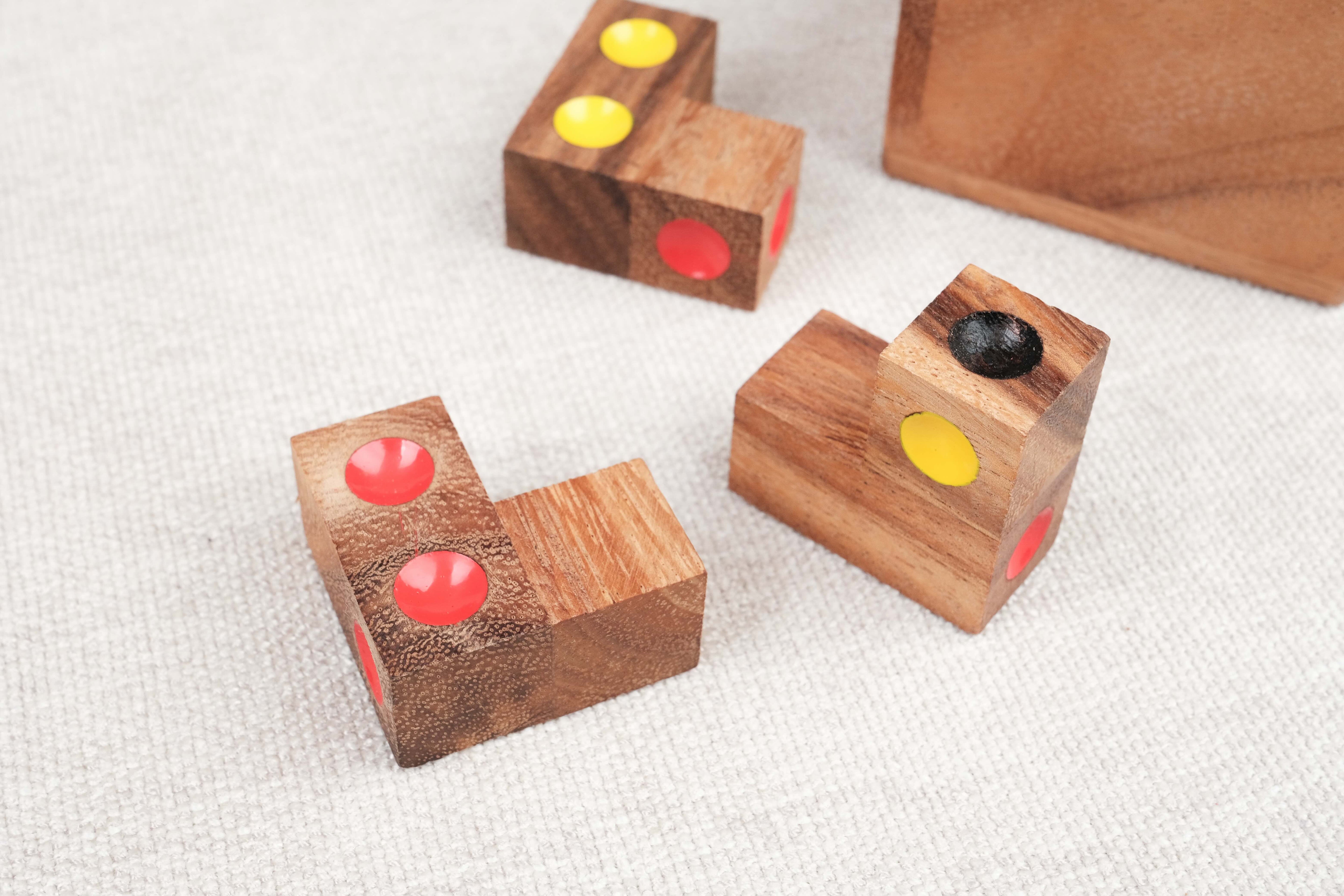 Pièces en bois du casse-tête Dé enfermé avec points colorés – Jeux Faugère