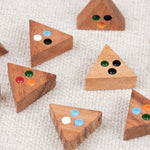 Puzzle triangulaire en bois gros plan sur les couleurs – Jeux Faugère