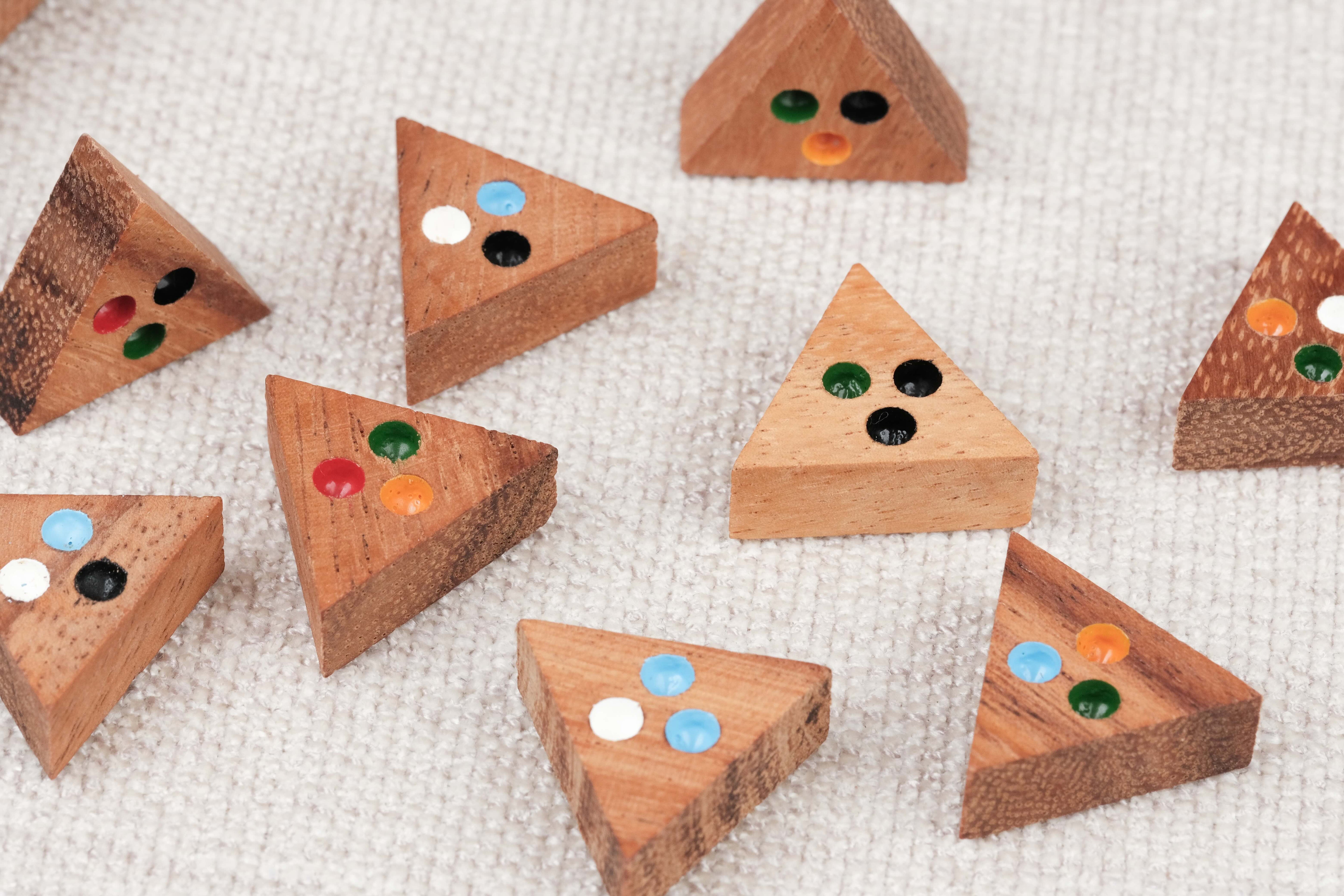 Puzzle triangulaire en bois gros plan sur les couleurs – Jeux Faugère