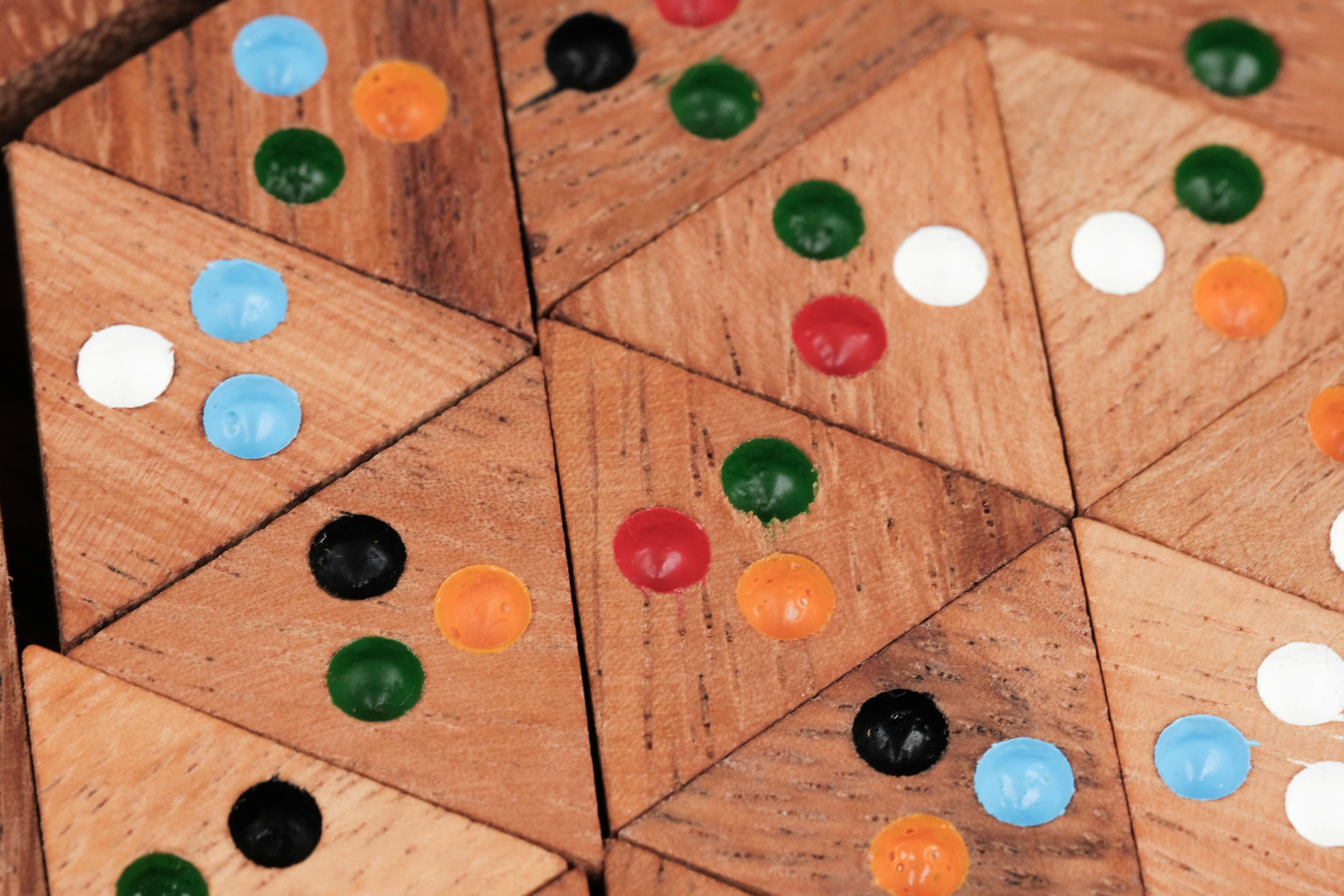 Détails du des pièces du Puzzle triangulaire en bois – Jeux Faugère