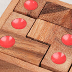 Gros plan sur les points rouges du casse-tête Dé enfermé – Jeux Faugère