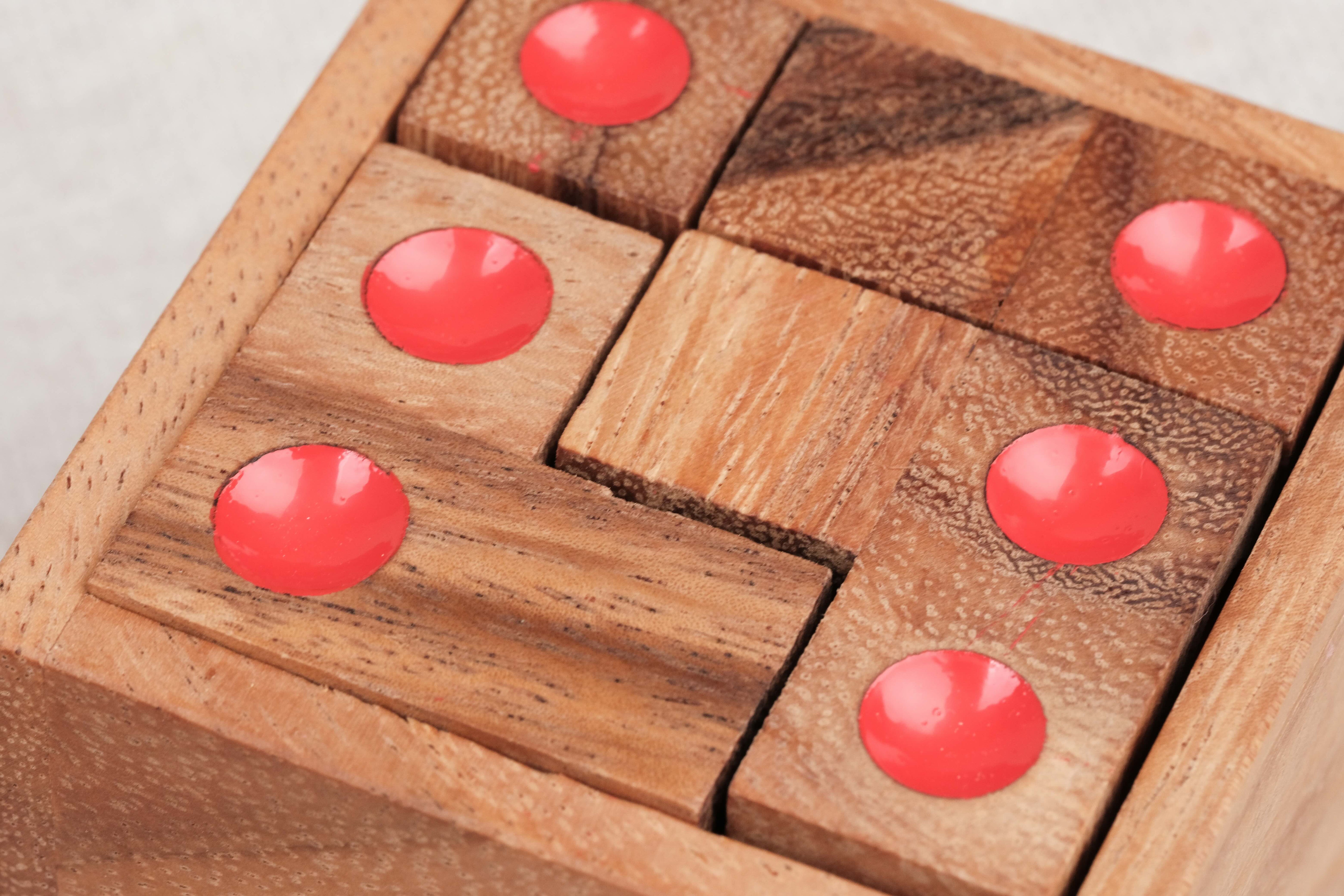 Gros plan sur les points rouges du casse-tête Dé enfermé – Jeux Faugère