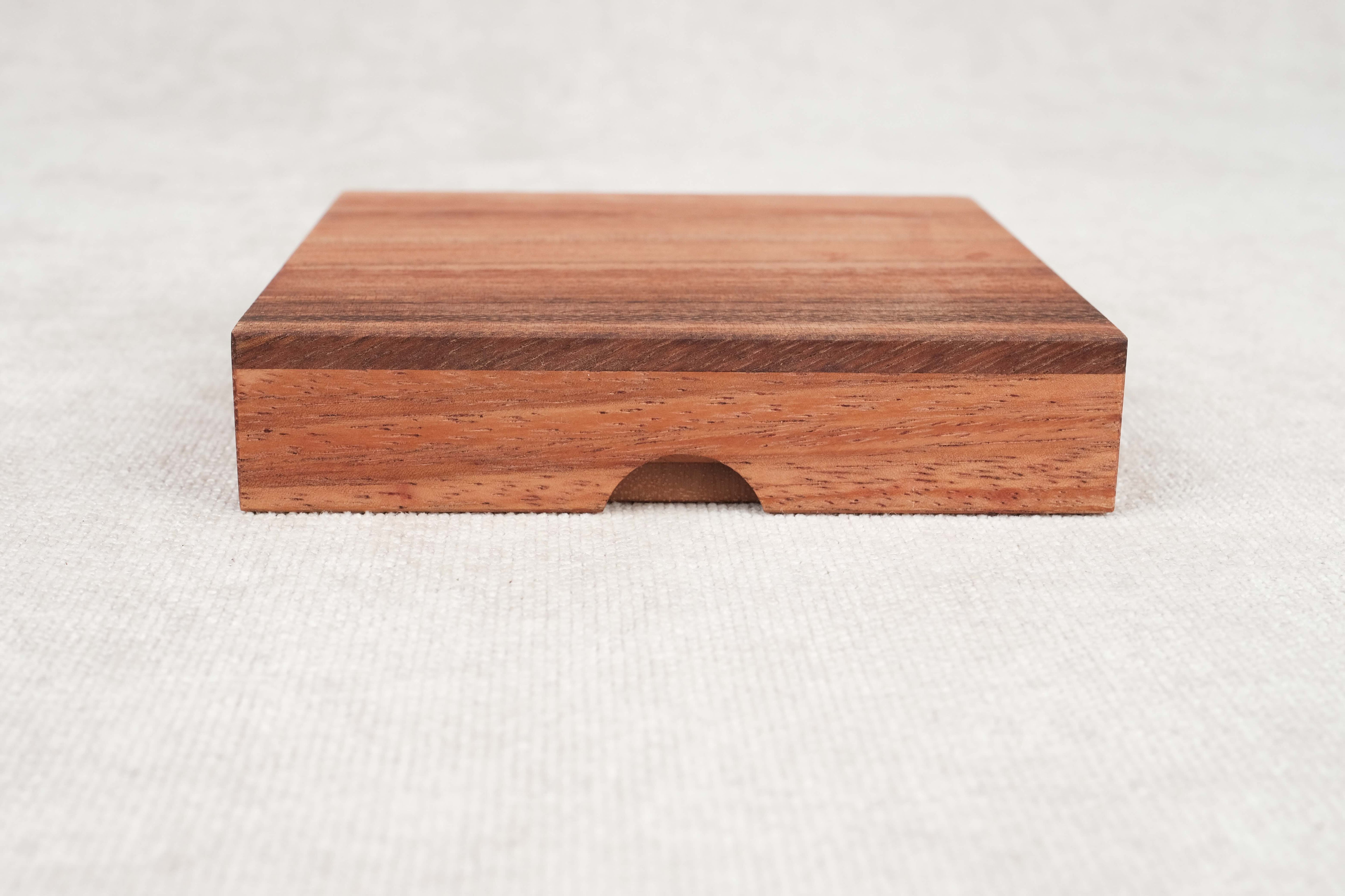 Vue latérale du coffret fermé