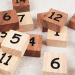 Pièces du taquin sorties de la boîte sur fond clair