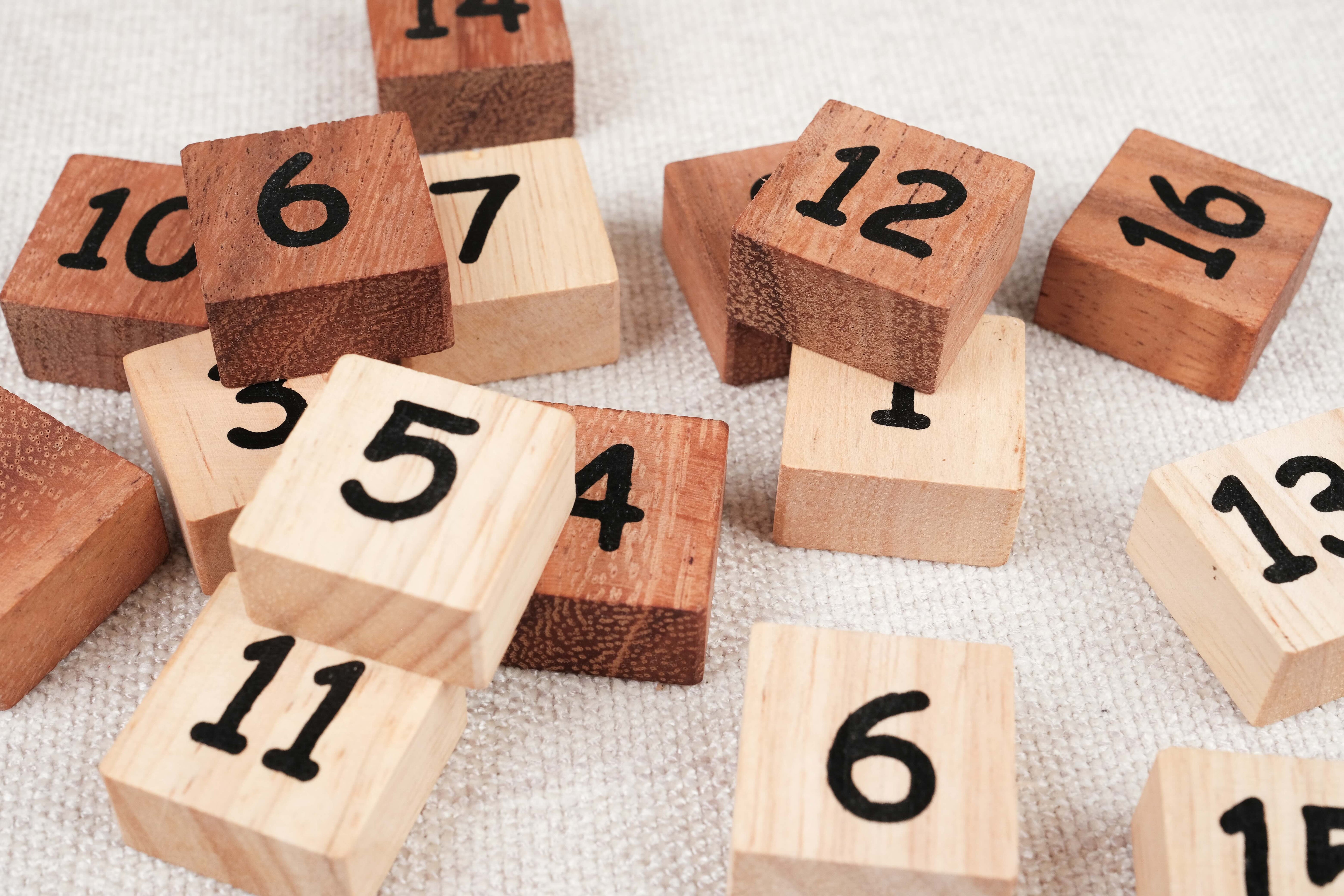 Pièces du taquin sorties de la boîte sur fond clair