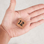 Vue rapprochée d'une pièce numérotée dans une main