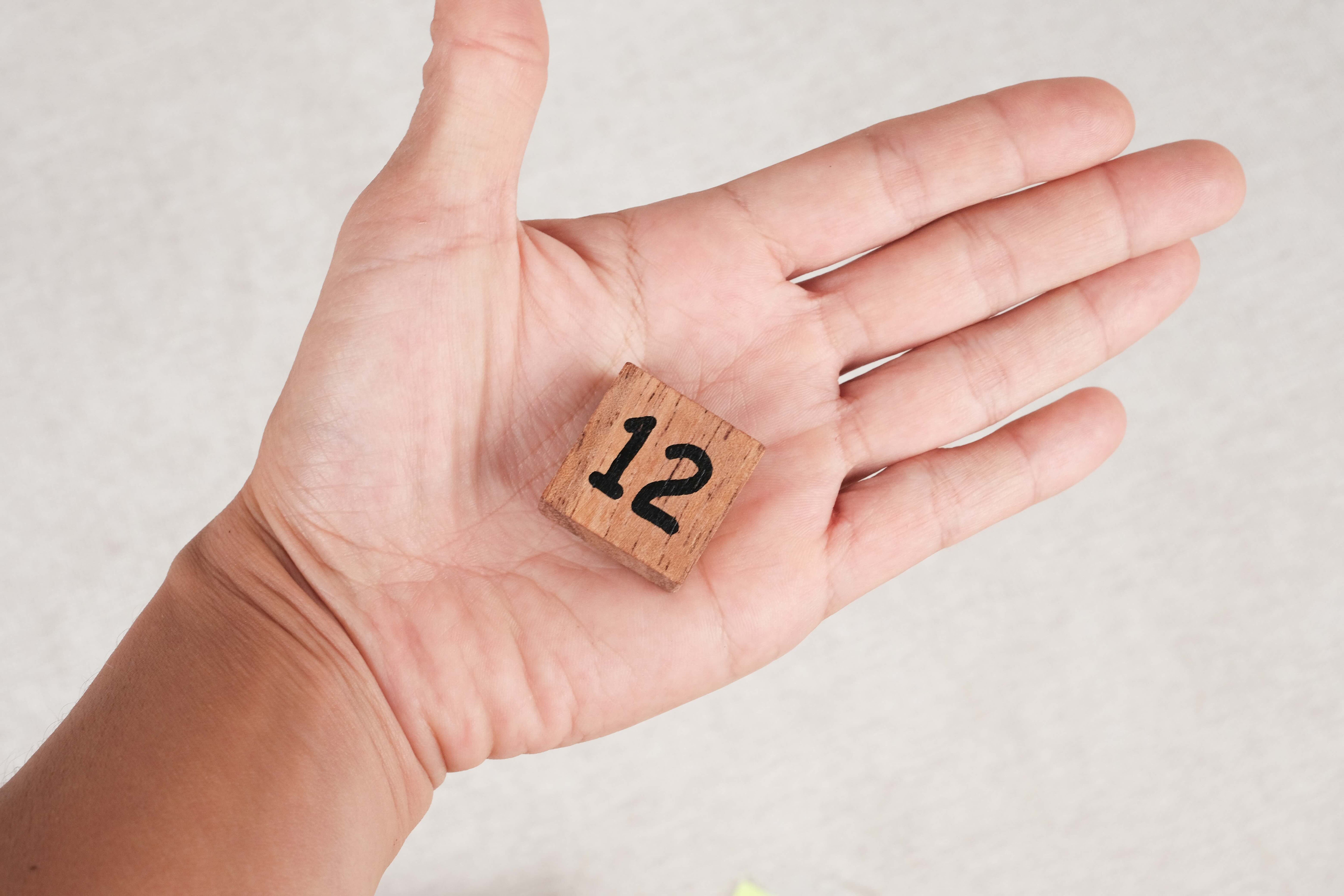 Vue rapprochée d'une pièce numérotée dans une main