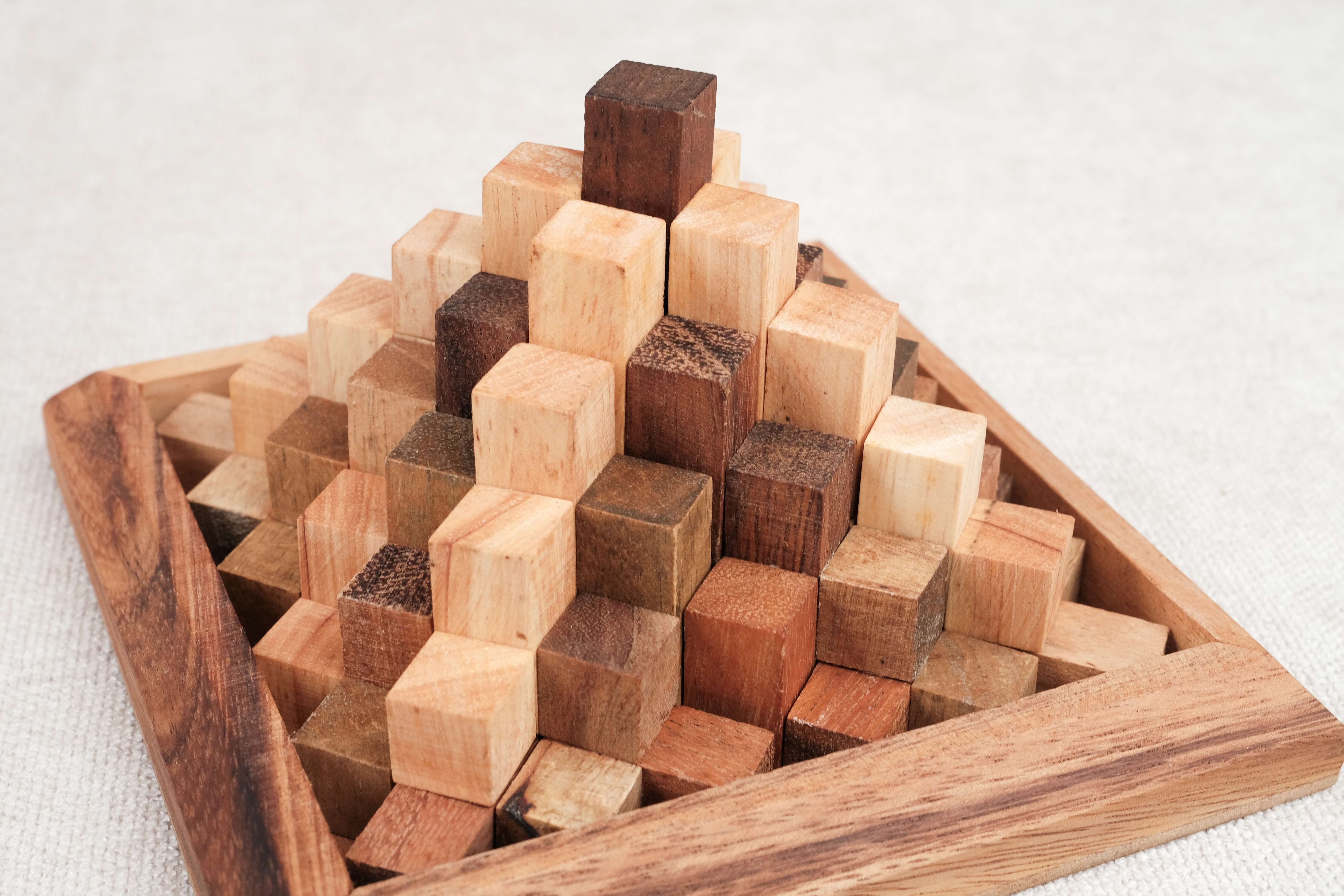 Zoom details de la grande Keops en bois