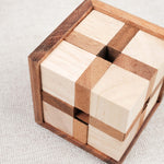 Vue de détail : Cube en bois 24 Triangles – motif géométrique triangulaire