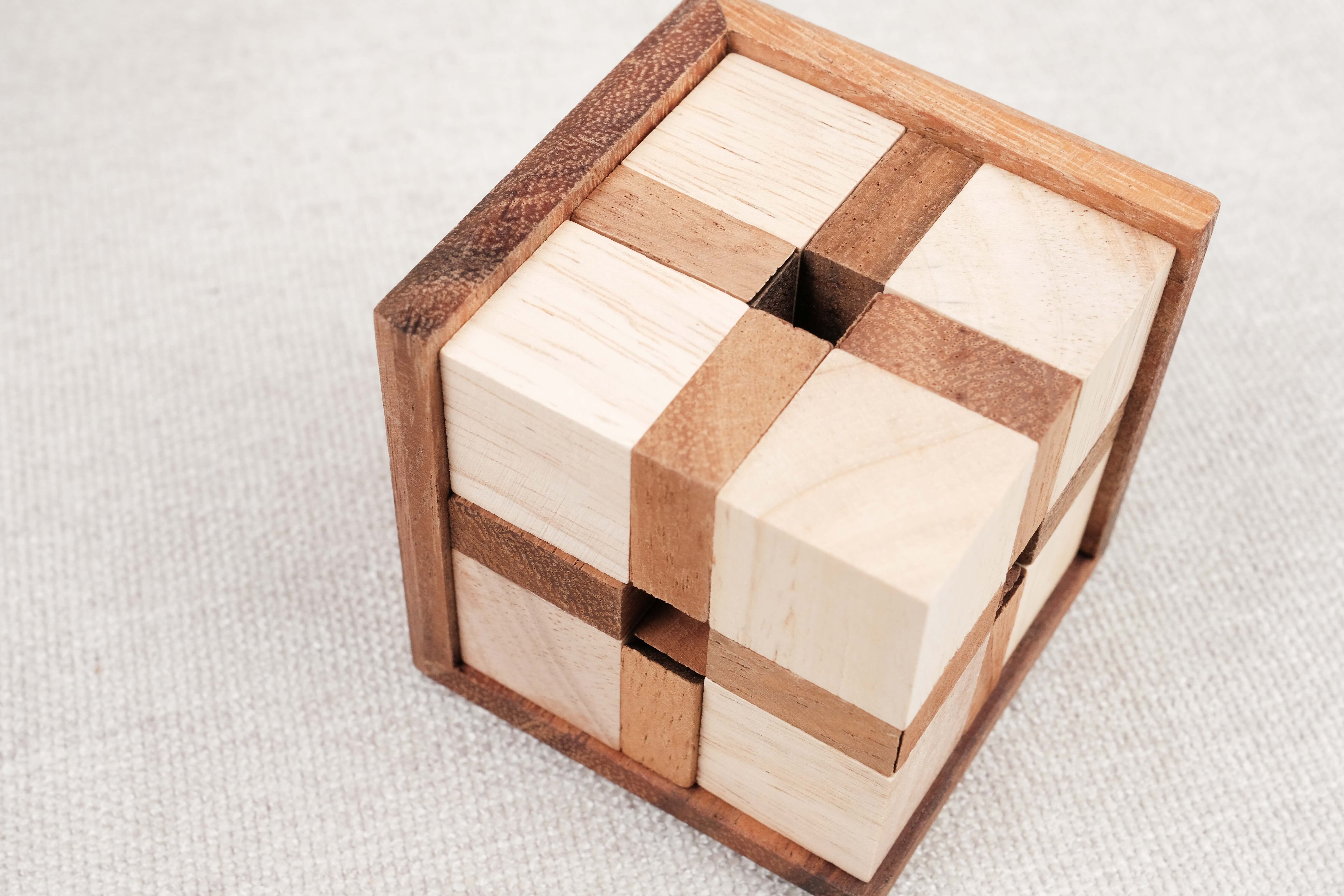 Vue de détail : Cube en bois 24 Triangles – motif géométrique triangulaire