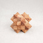 Casse-tête en bois Antivirus L reconstitué, forme géométrique complexe.