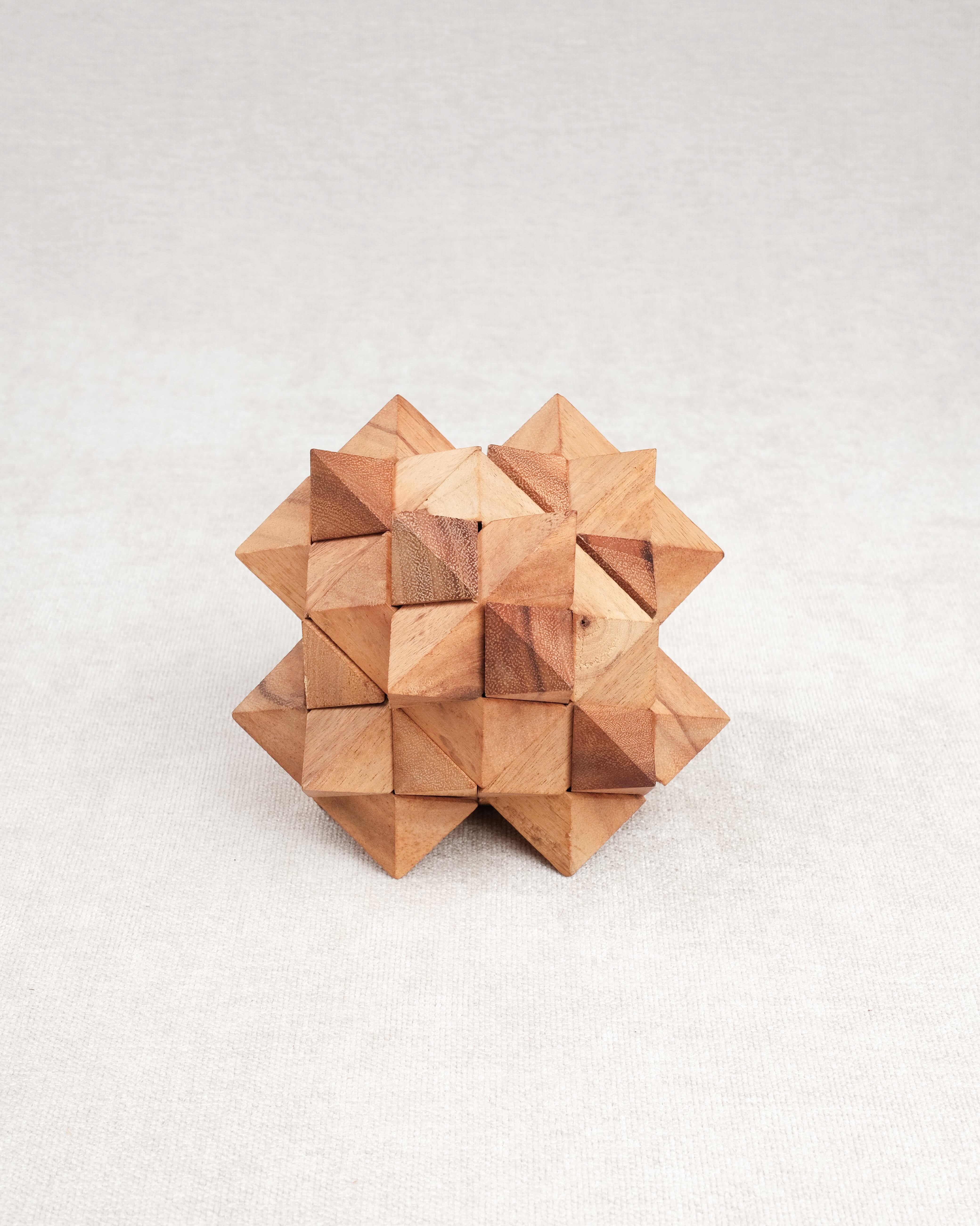 Casse-tête en bois Antivirus L reconstitué, forme géométrique complexe.