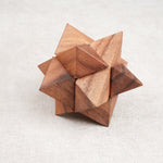Casse-tête La Star en bois sous un autre angle, forme géométrique complexe.