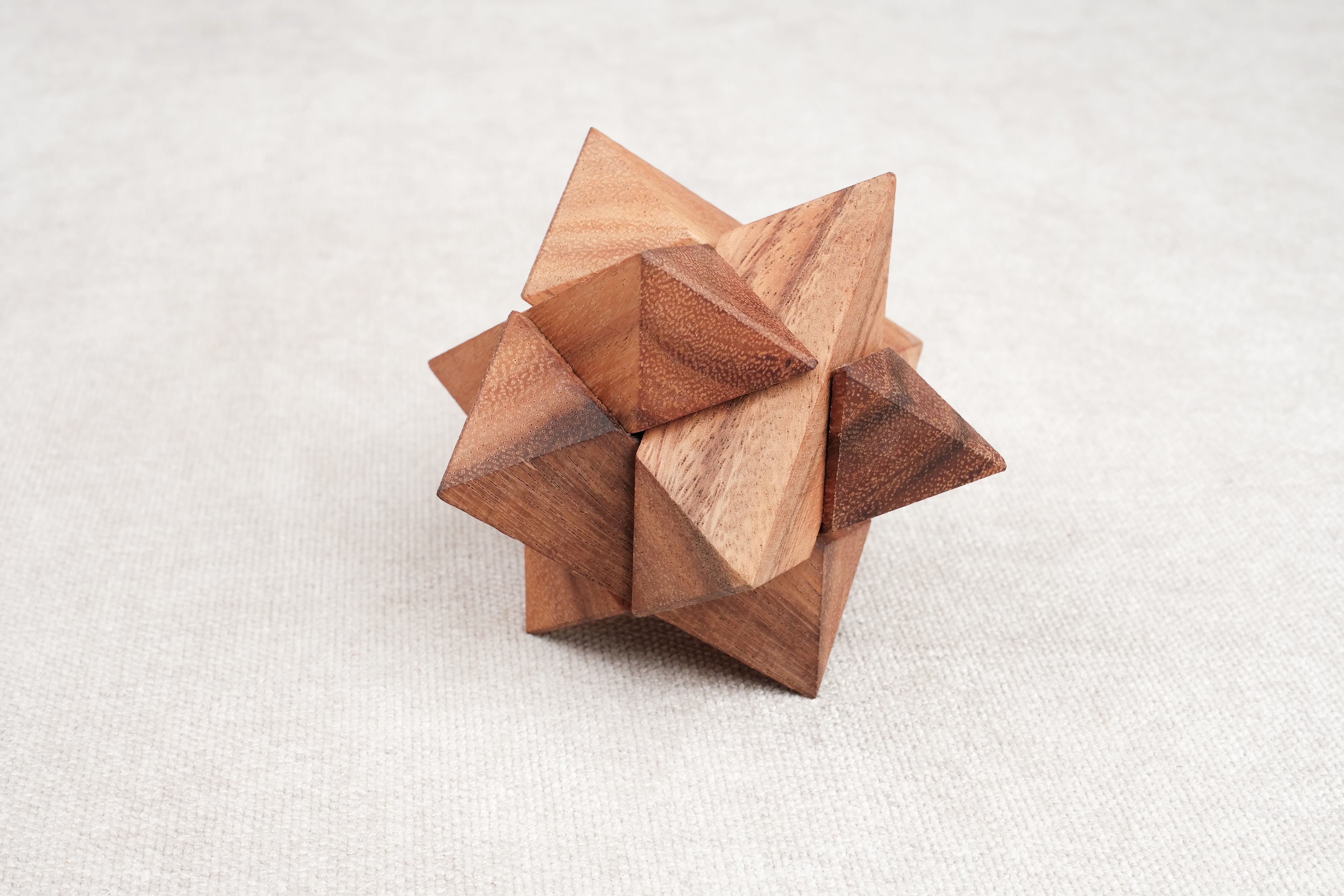 Casse-tête La Star en bois sous un autre angle, forme géométrique complexe.