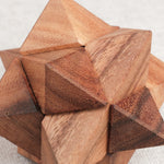 Détail du casse-tête en bois La Star, assemblage précis.