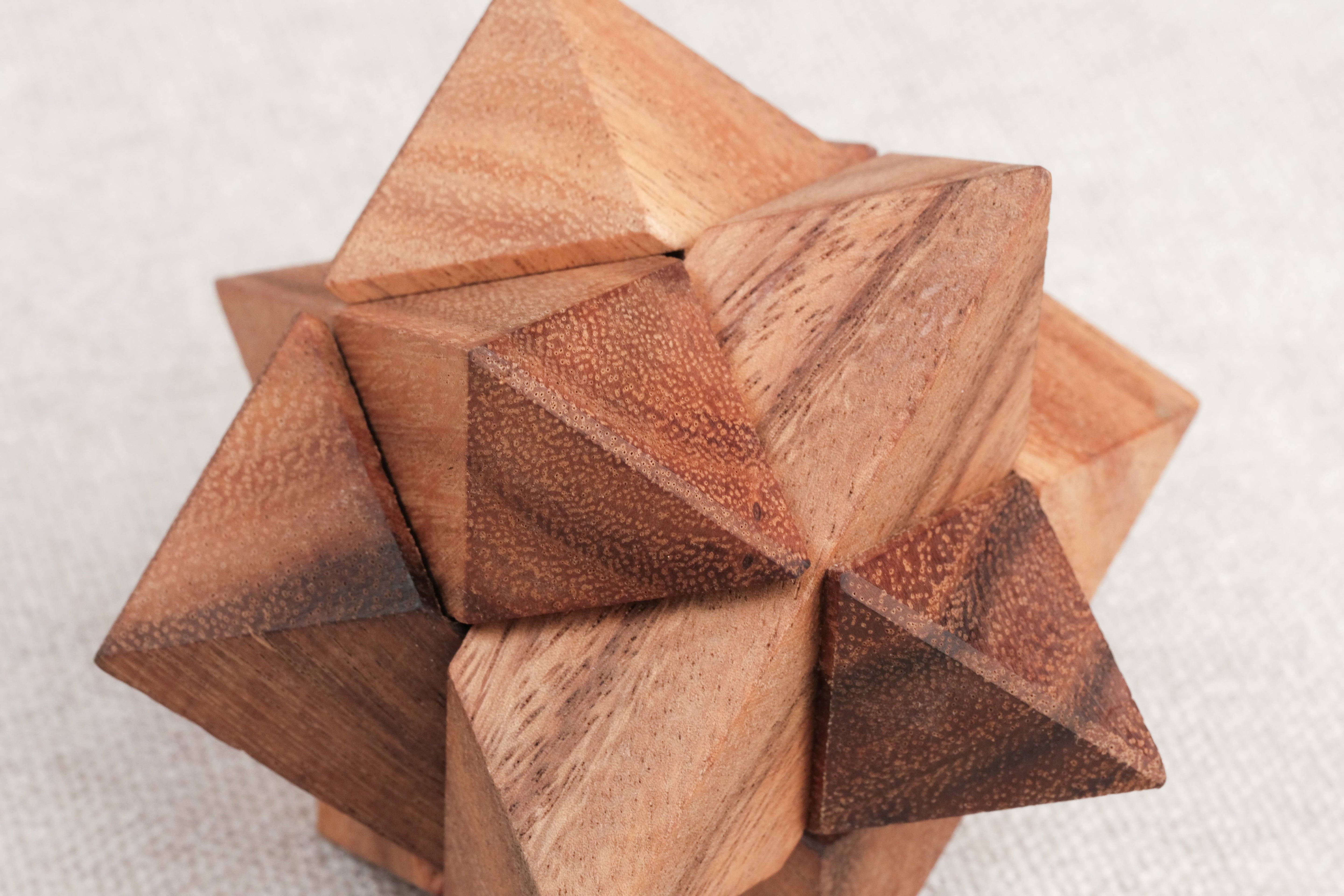 Détail du casse-tête en bois La Star, assemblage précis.