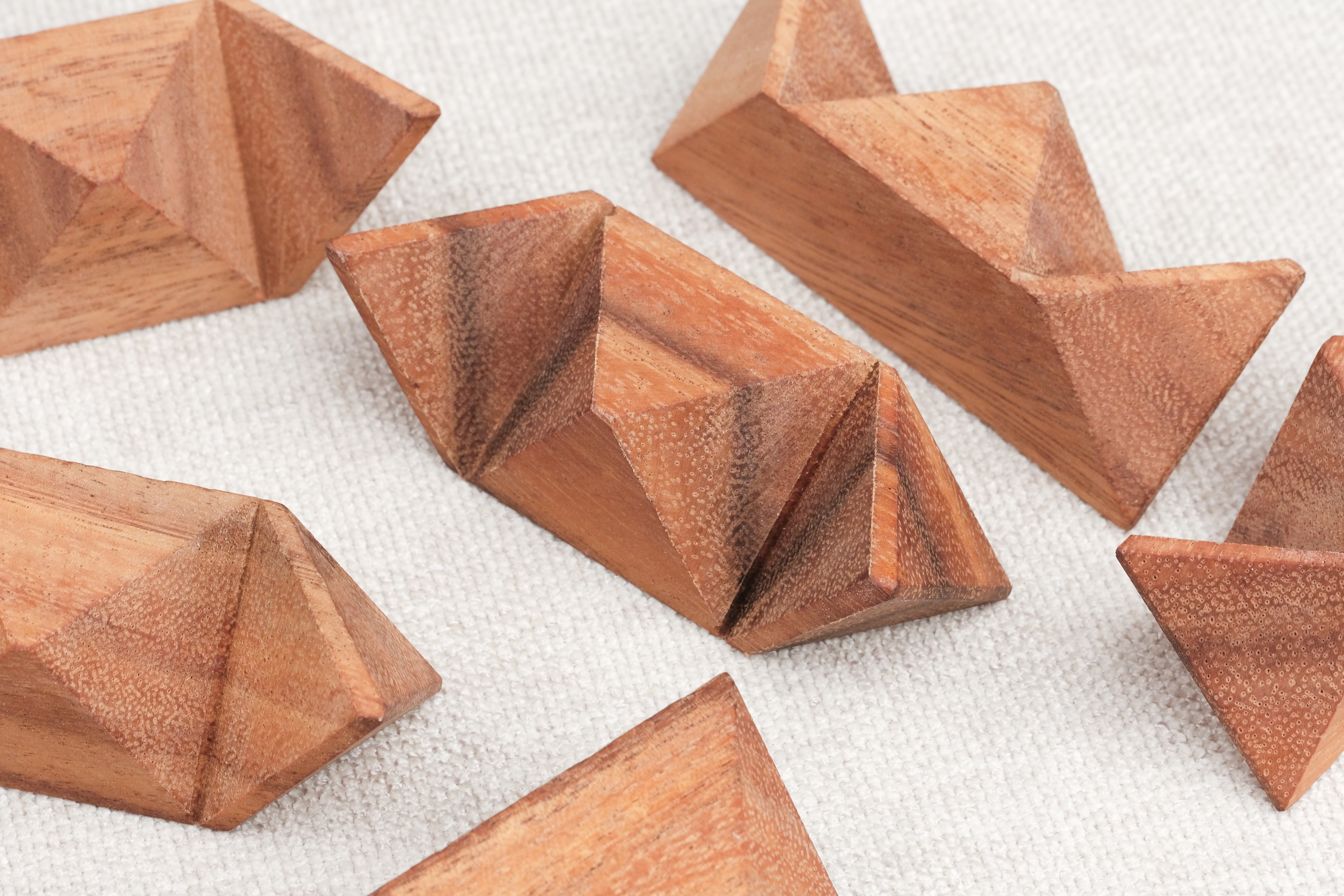 Casse-tête La Star en bois démonté en plusieurs pièces.