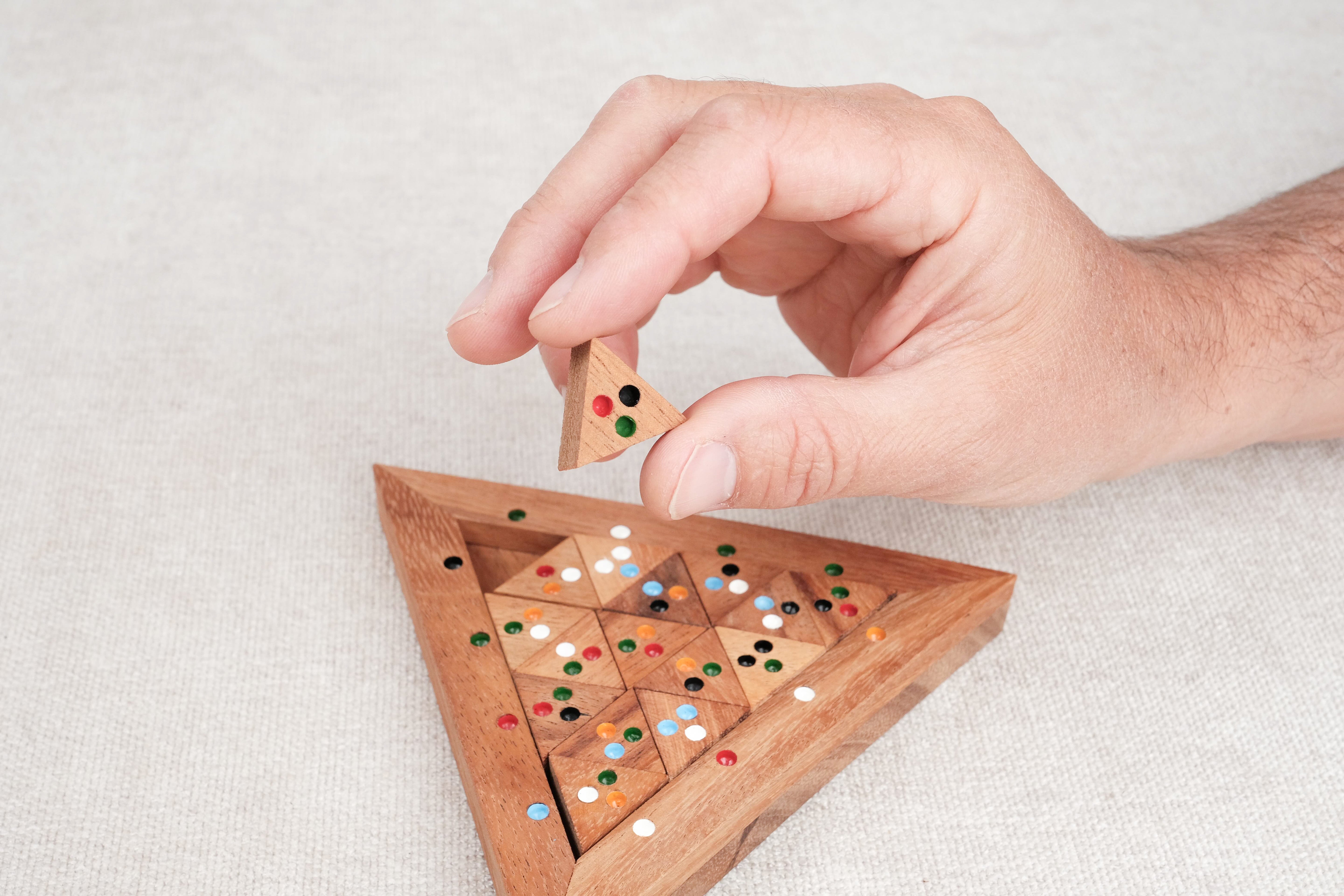 Casse-tête triangulaire manipulé à la main – Jeux Faugère