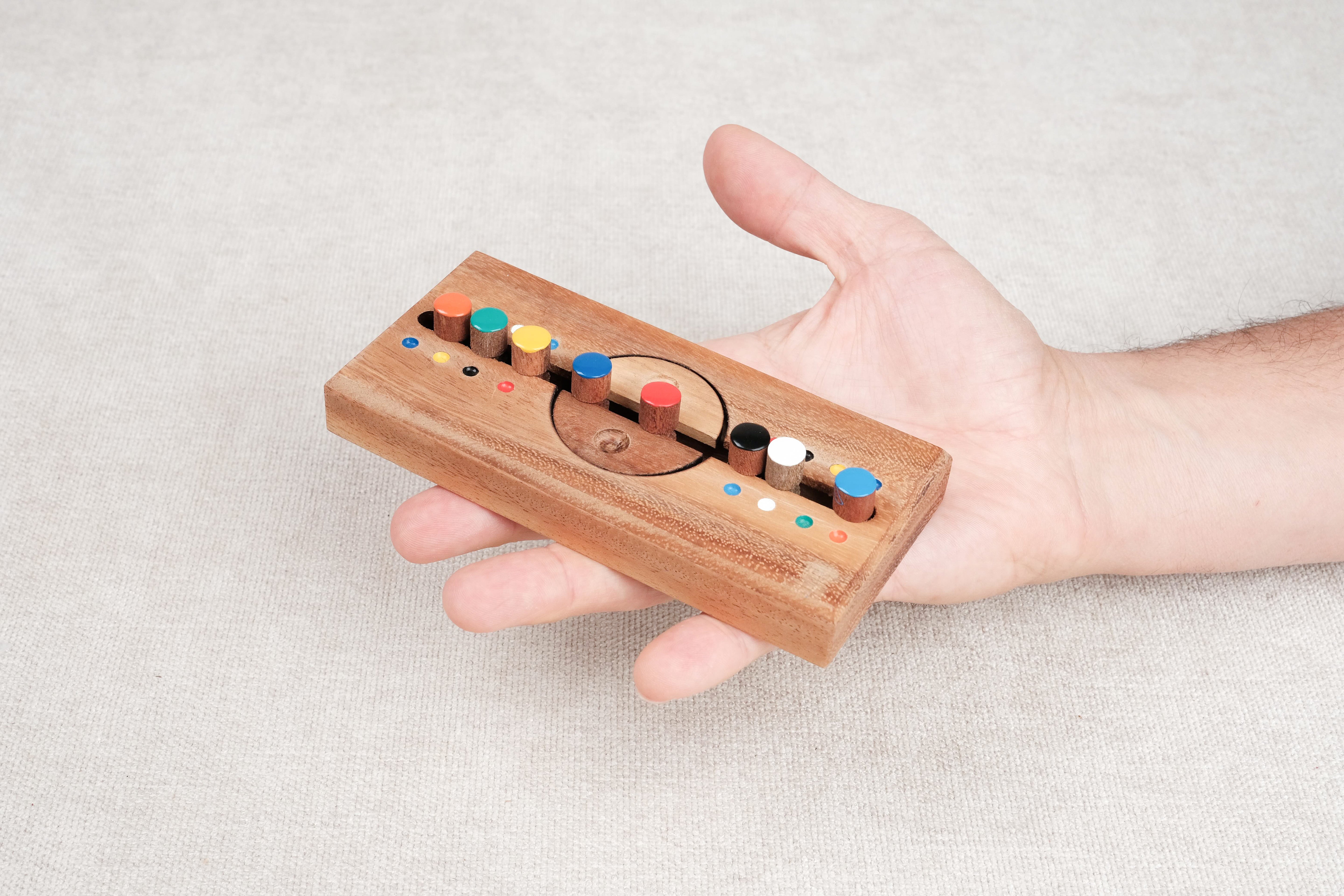 Jeu Code Secret manipulé à la main – Jeux Faugère