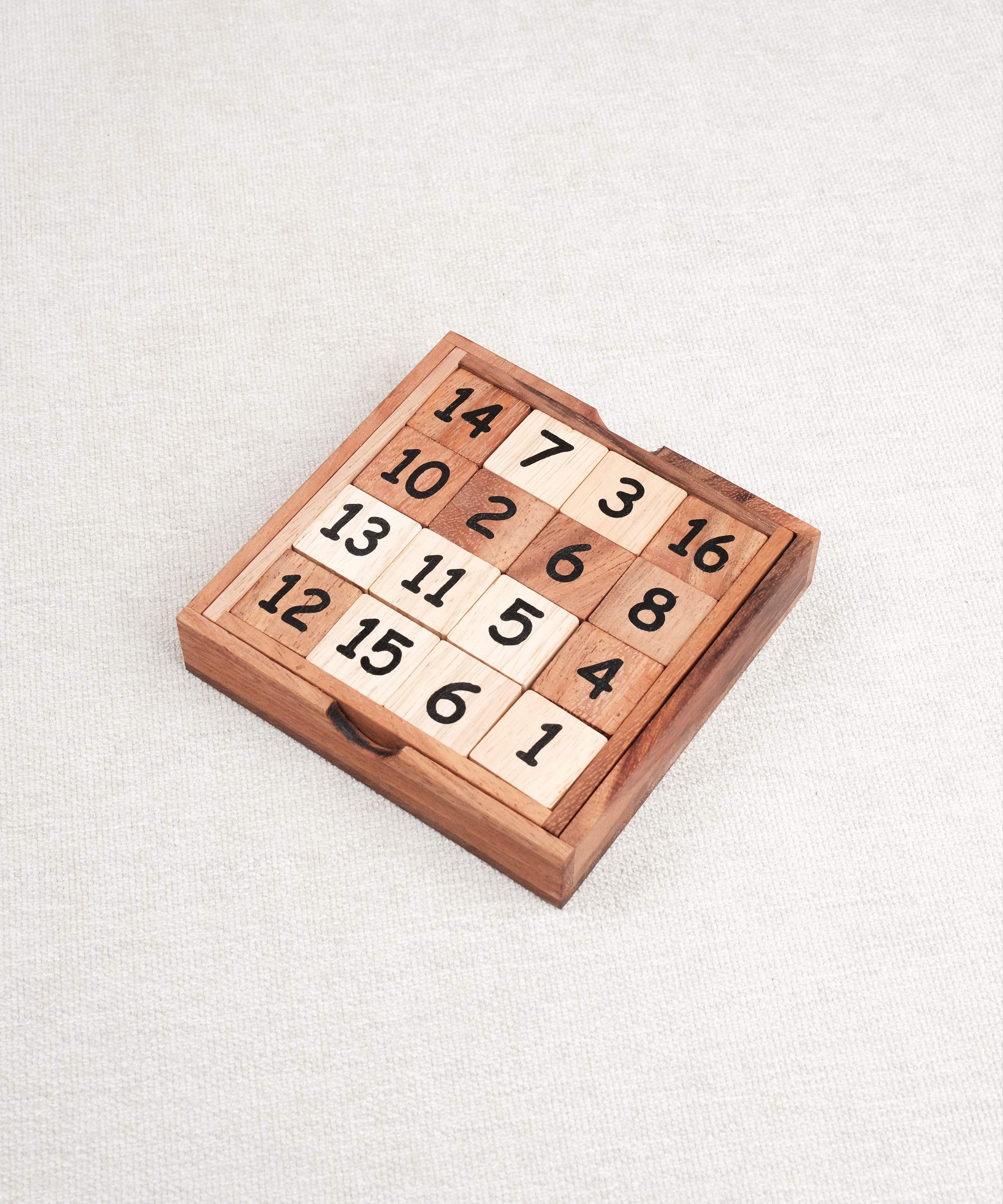 Vue du taquin sudoku en bois avec chiffres mélangés