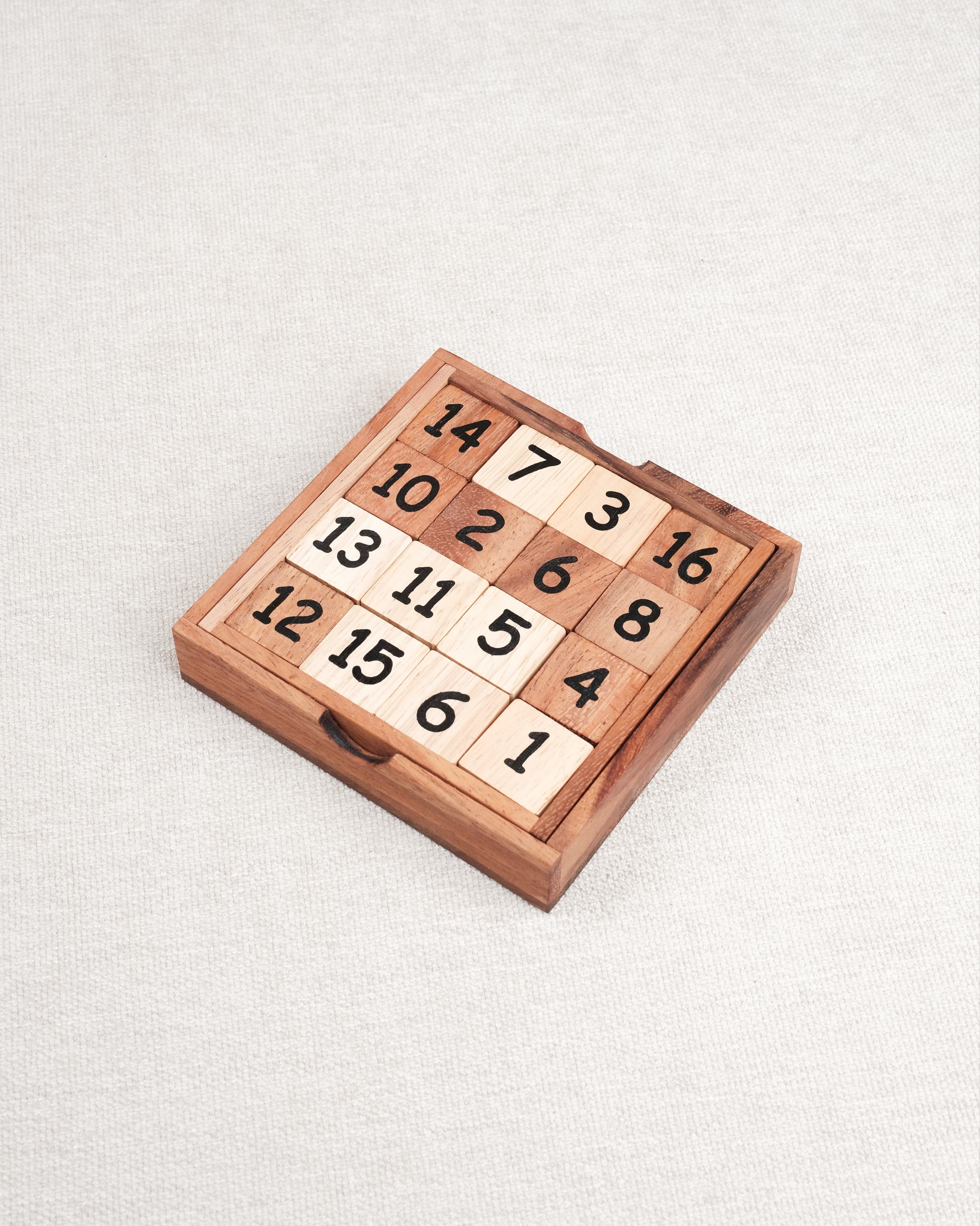 Vue du taquin sudoku en bois avec chiffres mélangés