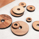 Gros plan sur les disques en bois du jeu de logique La Tour de Hanoï – Jeux Faugère