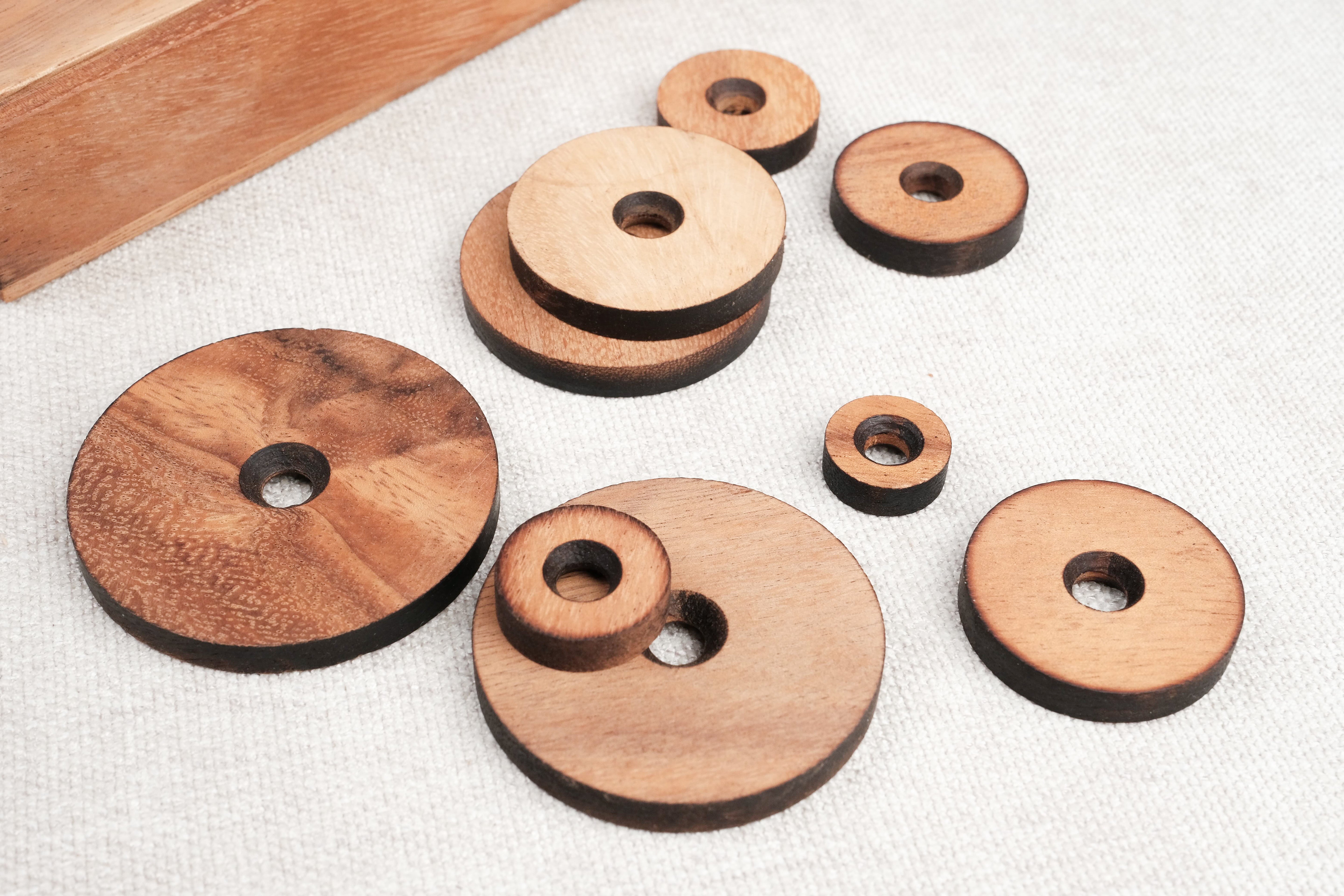 Gros plan sur les disques en bois du jeu de logique La Tour de Hanoï – Jeux Faugère