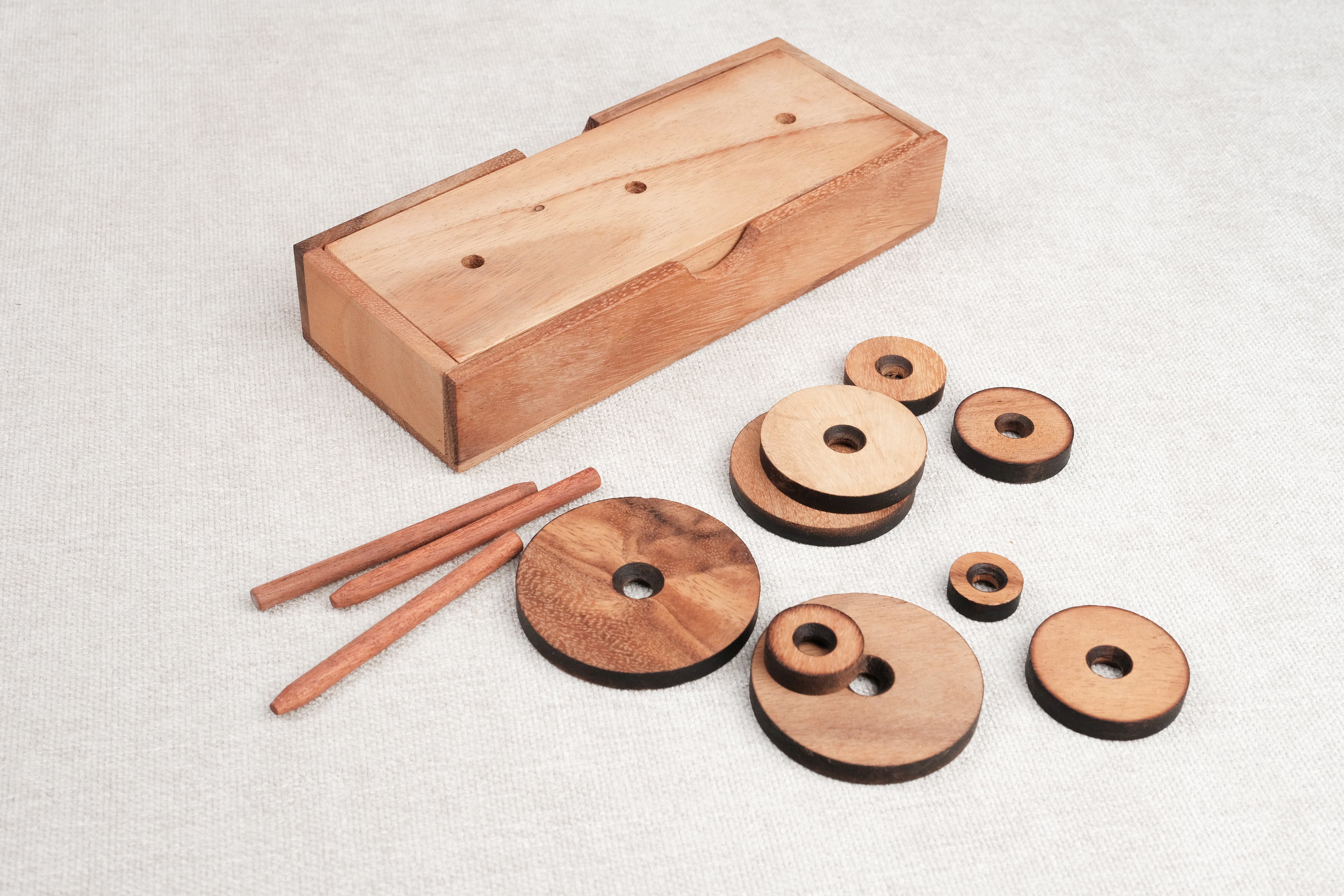 Disques et piquets du casse-tête en bois La Tour de Hanoï démontés – Jeux Faugère