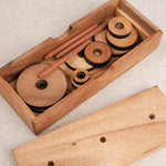 Vue du dessus du Casse-tête en bois La Tour de Hanoï disques rangés dans coffret