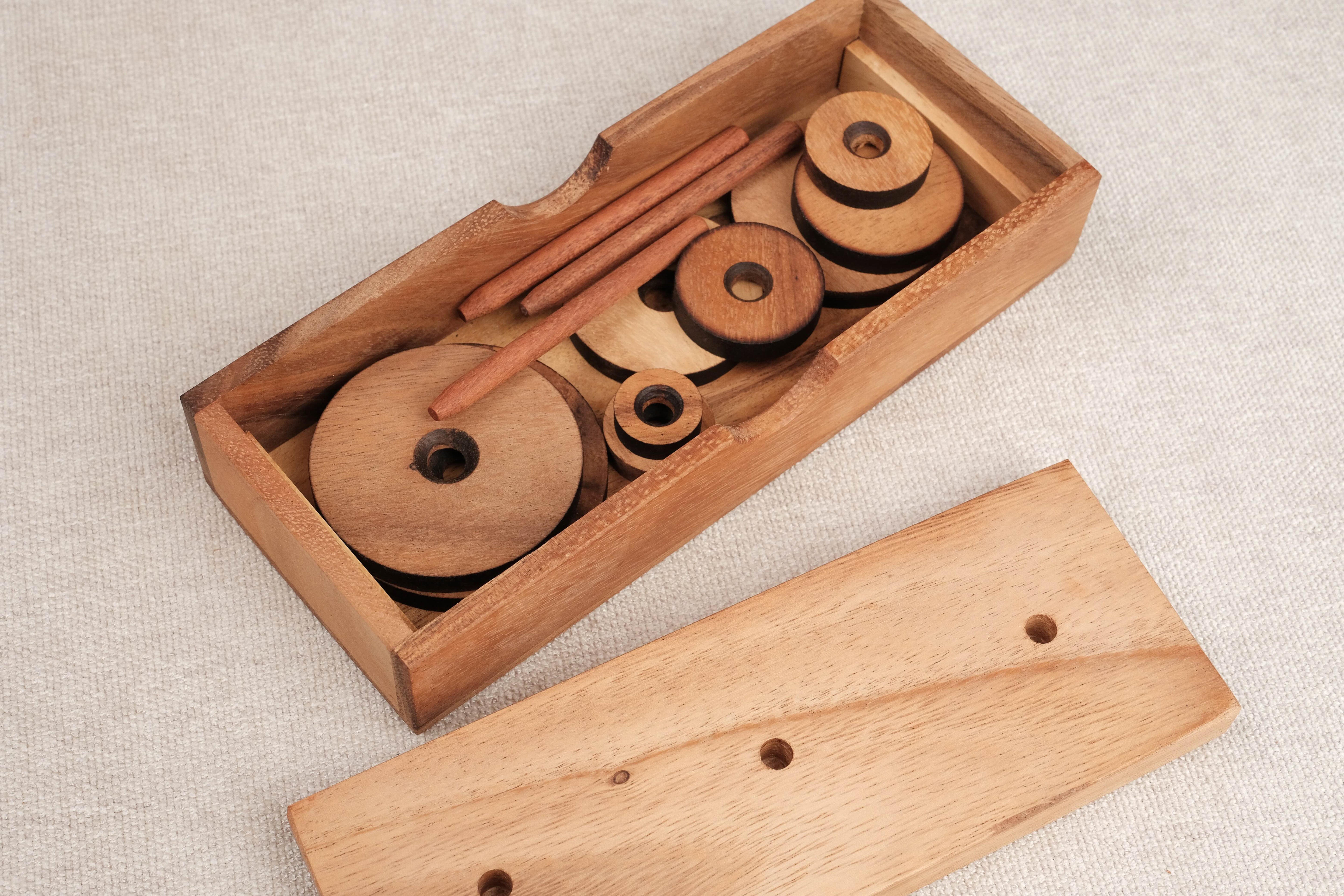 Vue du dessus du Casse-tête en bois La Tour de Hanoï disques rangés dans coffret