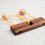 Casse-tête ficelle Roméo & Juliette en bois vu en perspective.