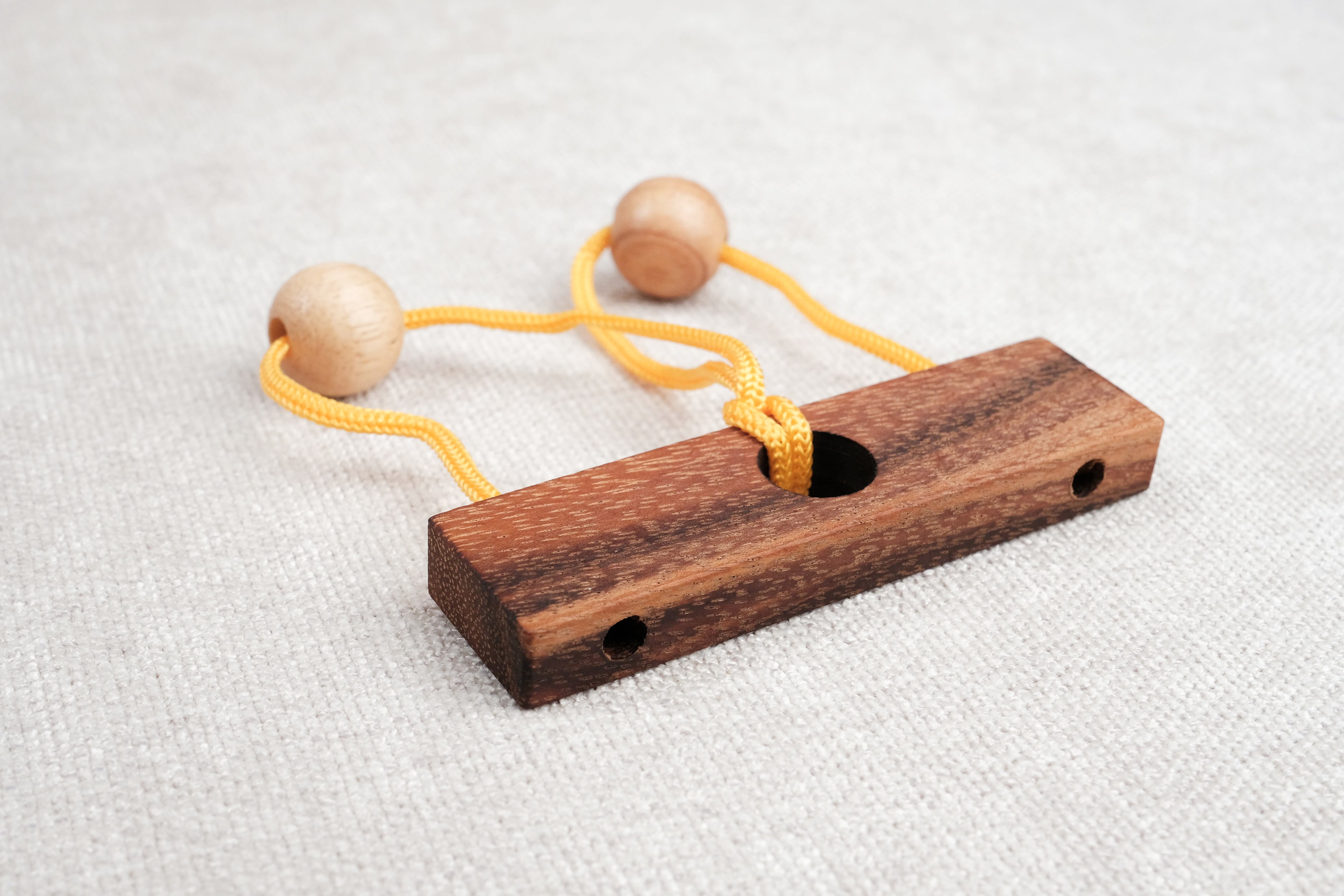 Casse-tête ficelle Roméo & Juliette en bois vu en perspective.