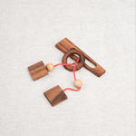 Vue du casse-tête ficelle Diapason en bois avec anneau et cordon rouge – Jeux Faugère