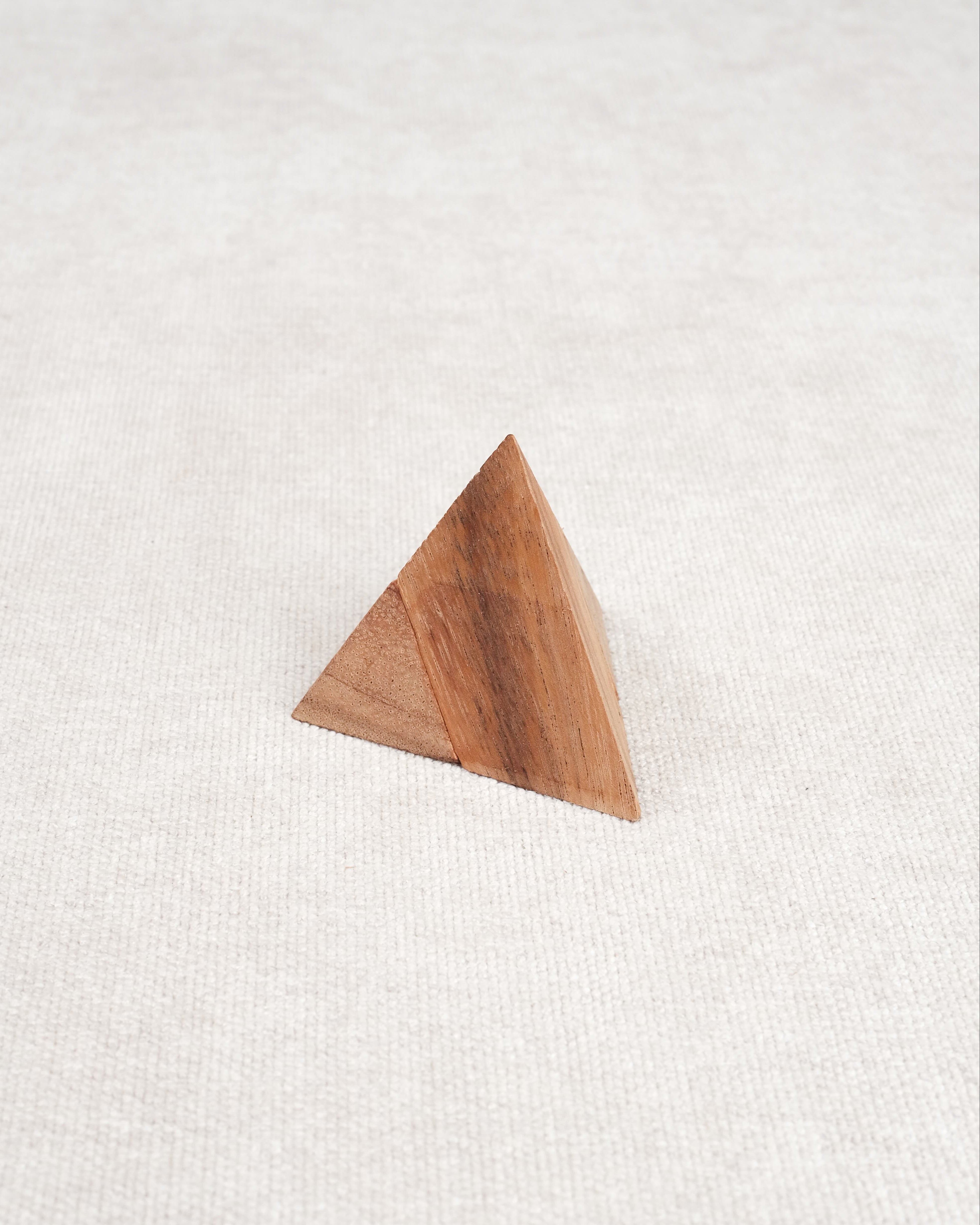 Mini casse-tête Pyramide en bois acacia – cube monté en 2 pièces.