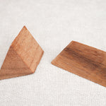 Pyramide en bois acacia démontée en deux parties triangulaires.