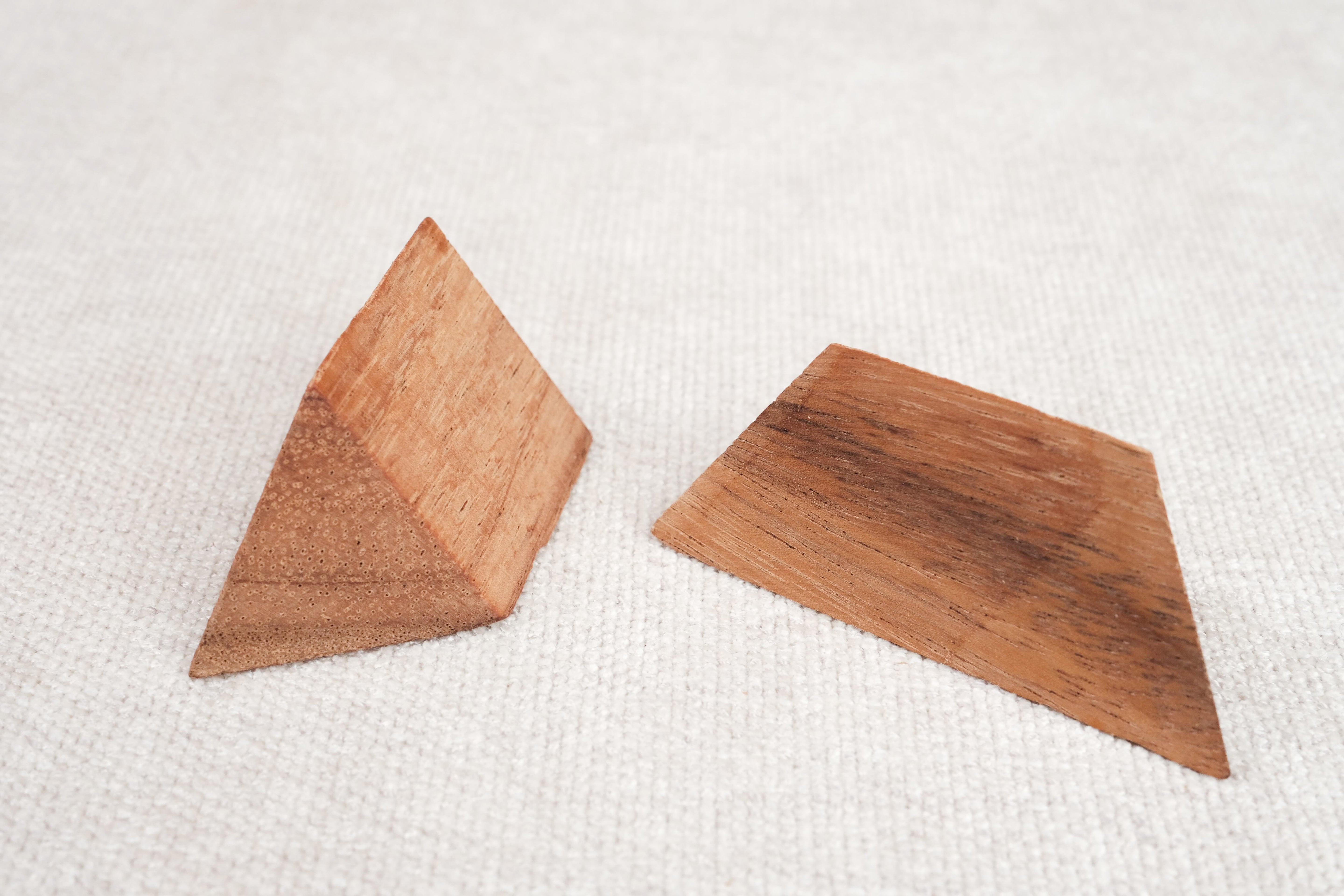 Pyramide en bois acacia démontée en deux parties triangulaires.