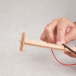 Joueur manipulant le casse-tête Bozo-Bozo pour faire tourner l’hélice.