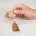 Casse-tête pyramide en bois tenu dans la main – jeu de logique pour enfants dès 4 ans.