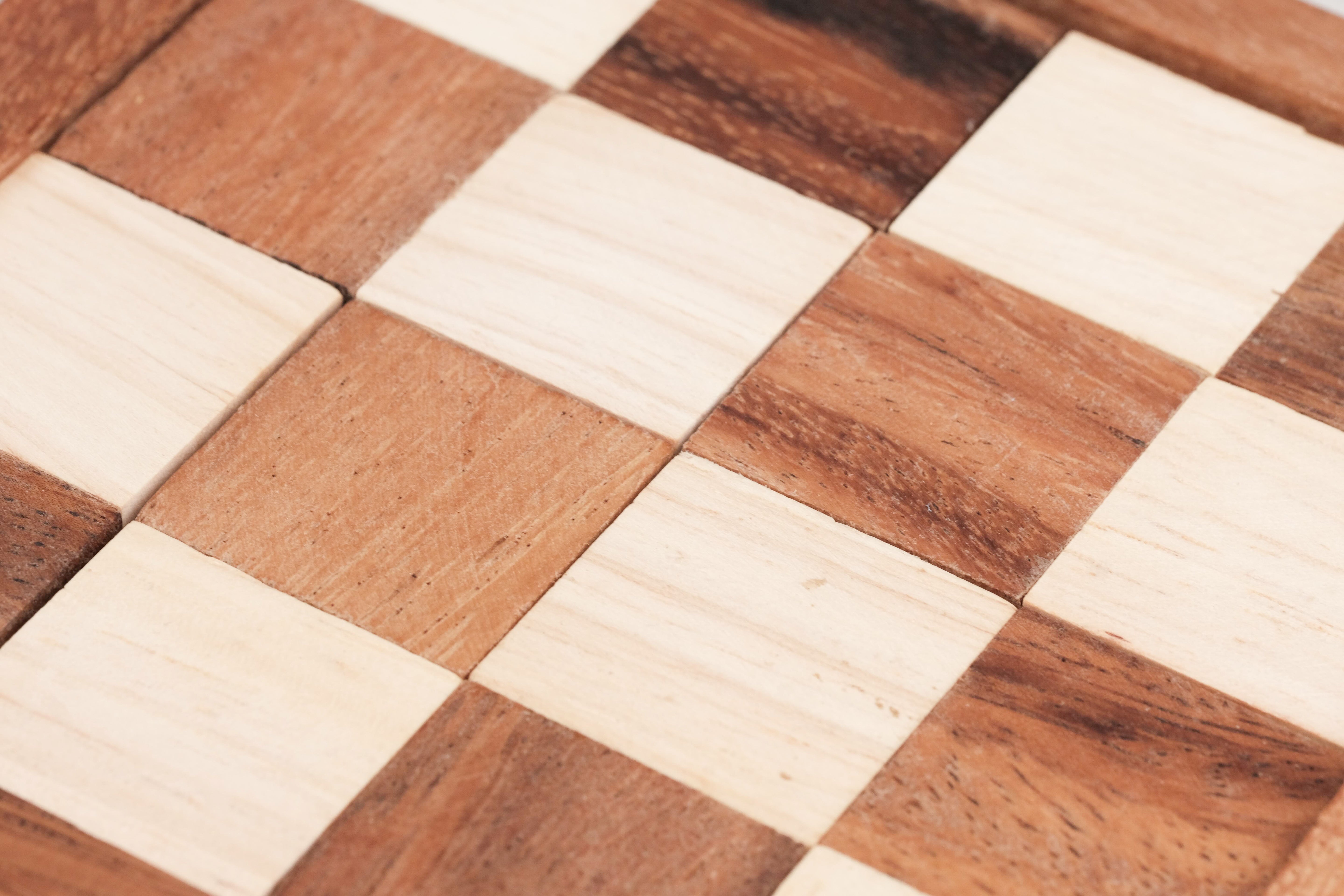 Puzzle en bois Le Damier – détail des carrés clairs et foncés du damier
