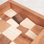 Puzzle en bois Le Damier – pièces cubiques partiellement rangées dans le coffret