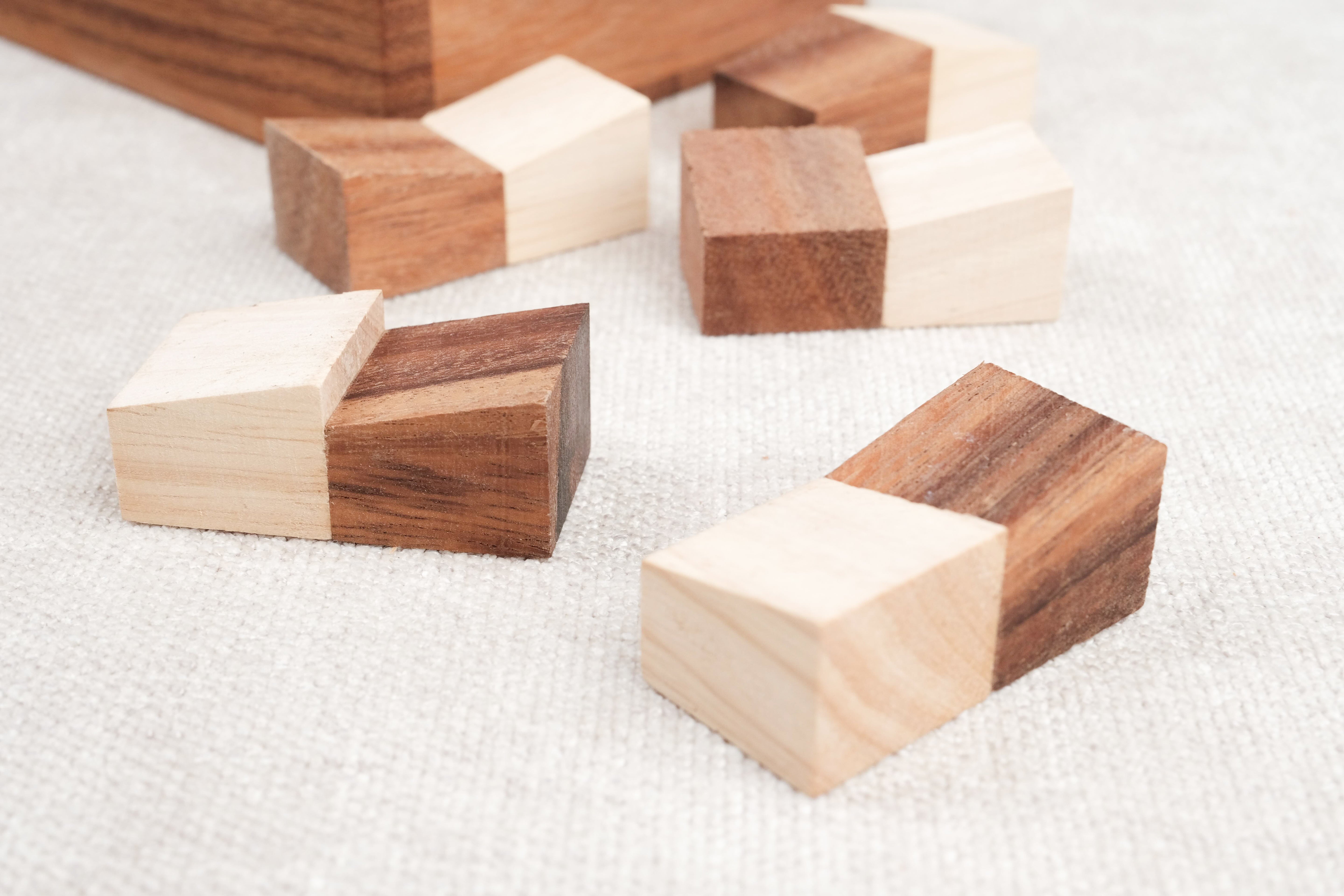 Casse-tête Le Damier – pièces cubiques en bois séparées hors du coffret