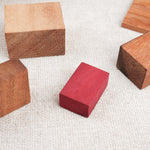 Pièces du casse-tête Mission Impossible en bois dont la pièce rouge à part.