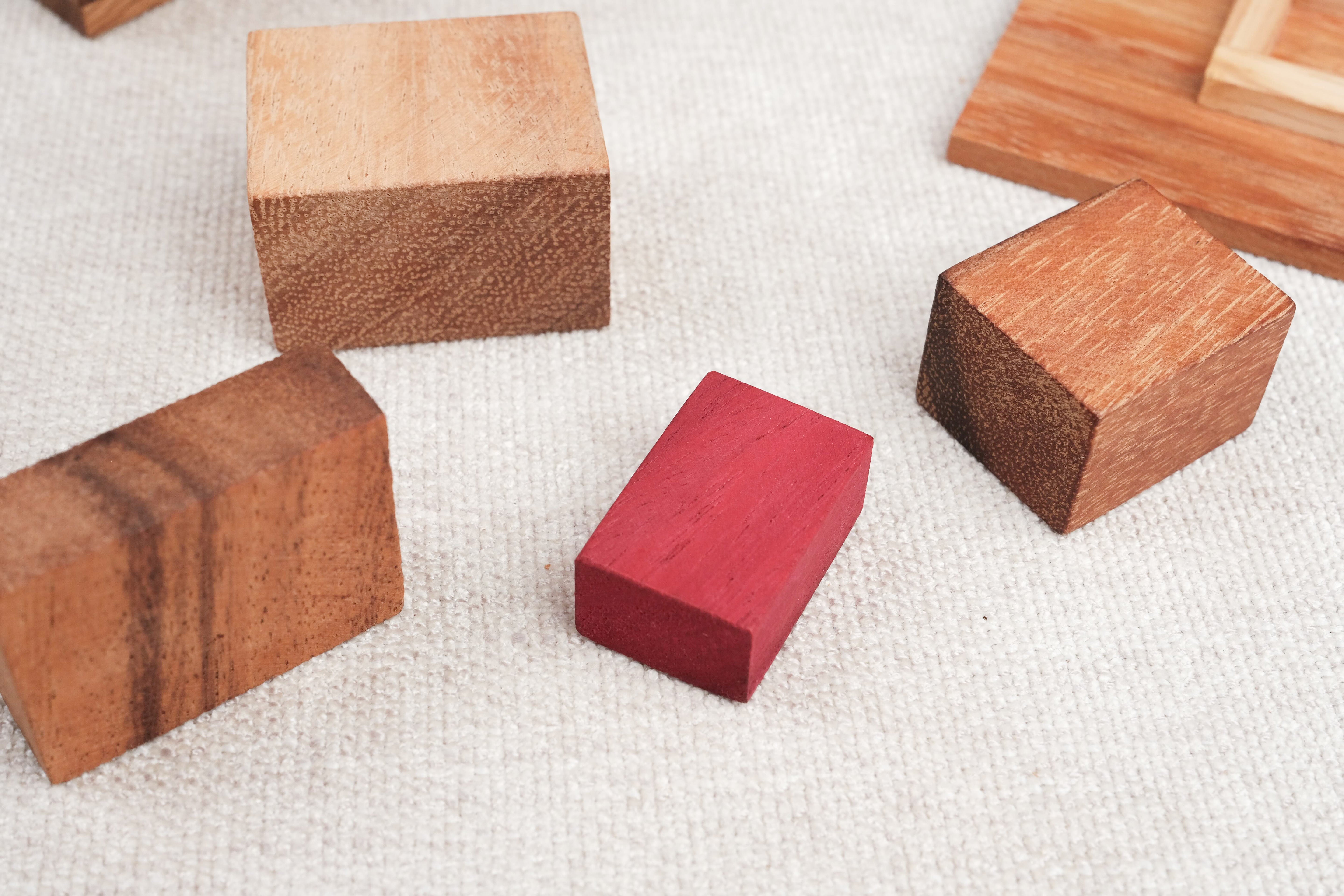 Pièces du casse-tête Mission Impossible en bois dont la pièce rouge à part.