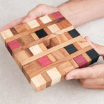 Joueur manipulant le casse-tête Dessous de Plat en bois – Puzzle démonter et remonter Jeux Faugère