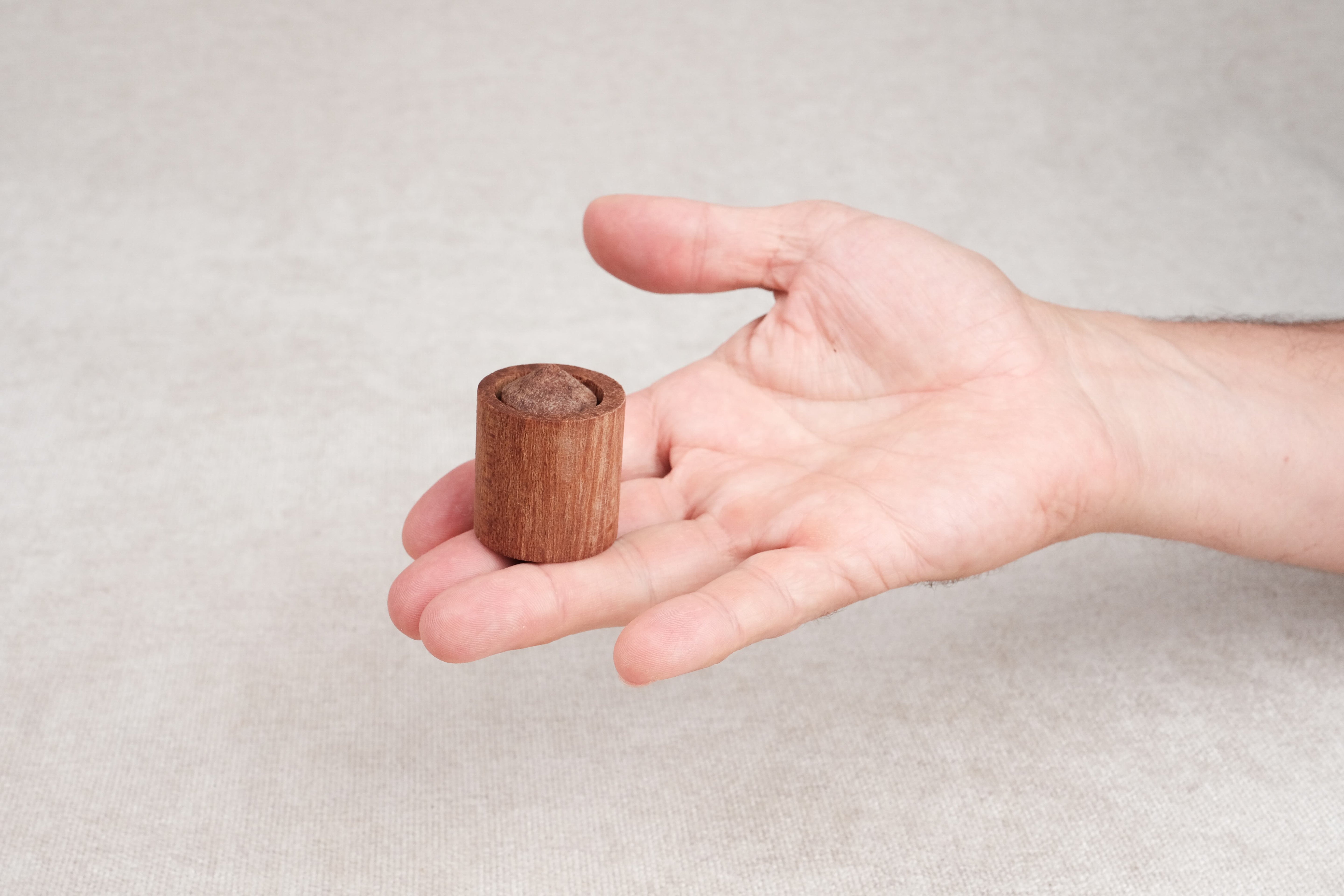 Main tenant la fusée de Newton dans la paume