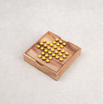 Coffret en bois massif de solitaire carré avec pions jaunes