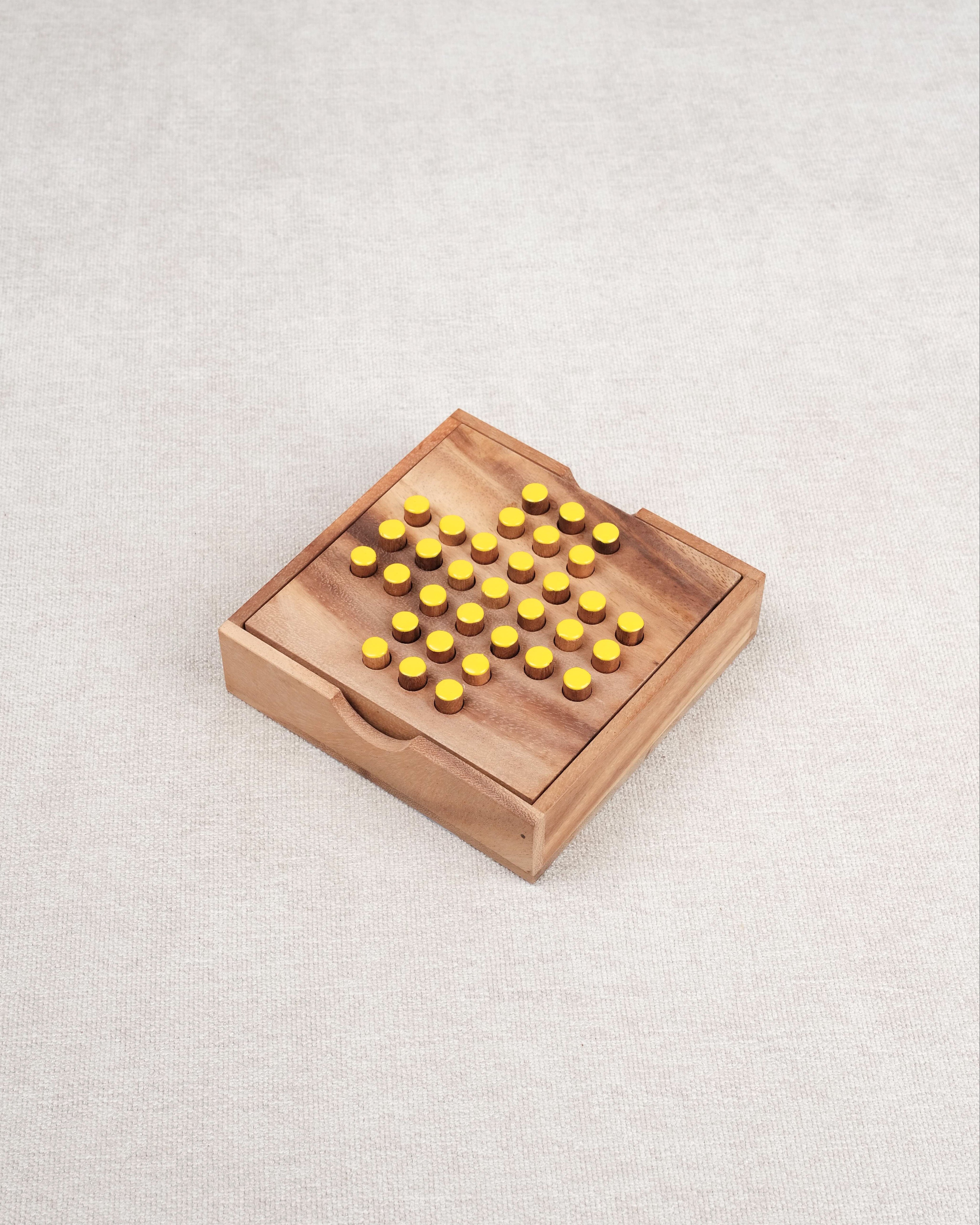 Coffret en bois massif de solitaire carré avec pions jaunes